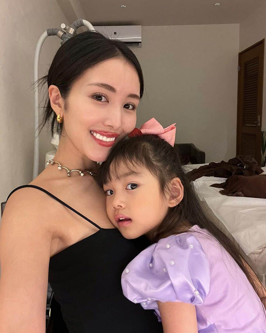 のインスタグラム：「今朝、肩のぽっこりがなくなっていて驚き！肩コリの山がないだけで見た目体重ほんと全然違う🥹🩷 施術と薬石浴でスッッキリしてきました🥲✨ 夏は冷たいもの食べたり飲んだり冷房もあるし体が冷え冷えだるおもになるので薬石浴が気持ち良すぎた、、！デトックスするならここだ🫶 @stormystonebyaq  施術には娘も付き合ってもらったんだけど、丁度爆睡してくれて母ちゃんリラックスできました☺️ そして施術終わったら起きた☺️ありがとう、ありがとう♡  やってもらったメニュー↓ ・全身パワーツリー ・スロータスデトックス ・ハンド痩身 ・腸テラピー ・美容整体 ・小顔マジック ・バストケア ・ヘッドマッサージ ・セルカッタートリートメント ・美容液導入 ・薬石浴  大阪店 @renata.aq 表参道店 @aione_0123 東京本店 @aphros.531 ストーミーストーン @stormystonebyaq  もう7.8年？ずーっと通っている大好きなサロン🫶」