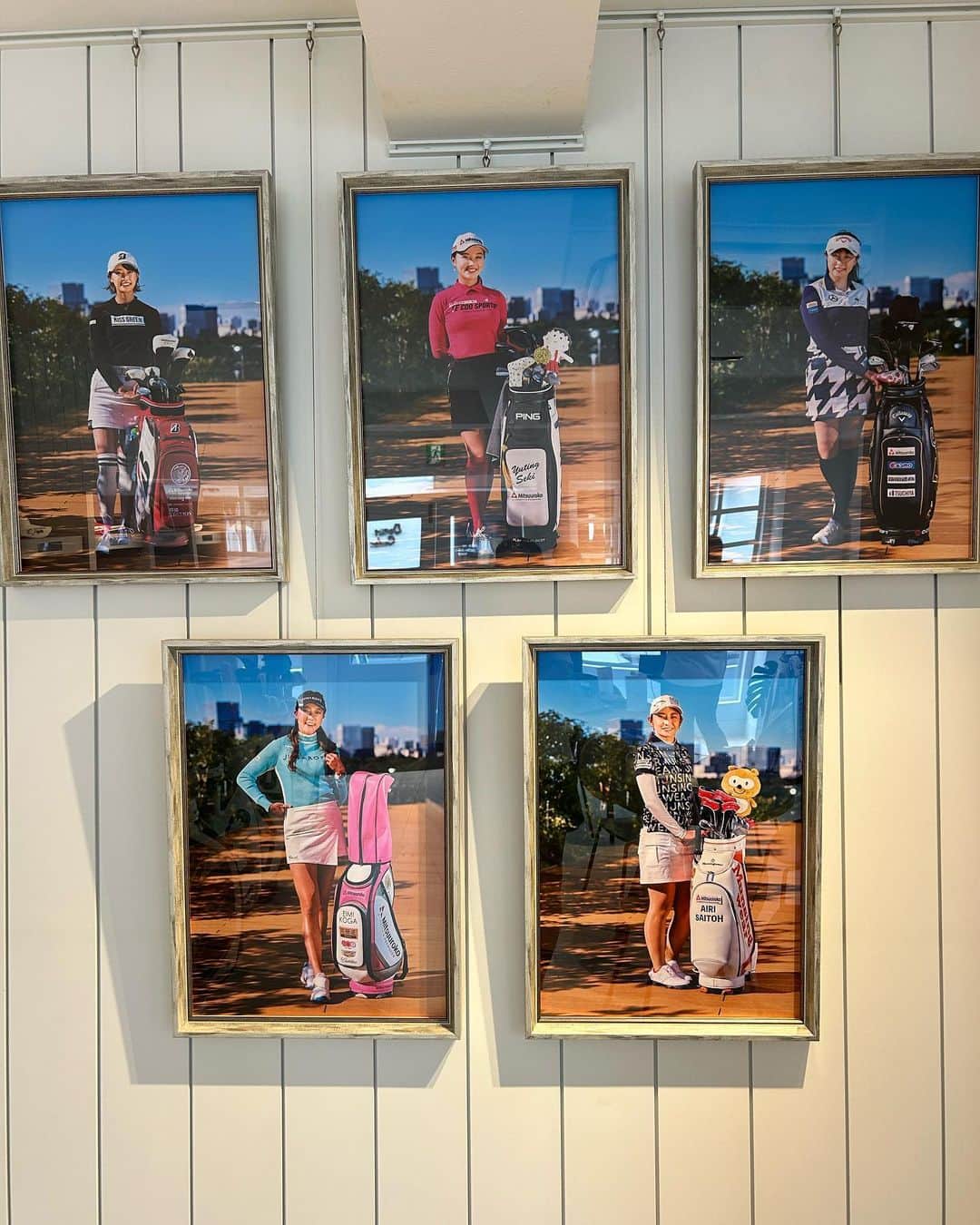 エイミー・コガさんのインスタグラム写真 - (エイミー・コガInstagram)「自由が丘にある所属のミツウロコグループホールディングスのインドアゴルフスタジオEight Angleに遊びに行きました😆  スイングが360°見れていっぱいべんきょうになりました！  ミツウロコ所属のみんなのロッカーもあって❤️  もしよかったらみんなさんもチェックしにきてください🤩  スタジオのうらにCarl’s Jrもあるよ😋 あいからわずおいしかった🍔  #eightangle #ミツウロコ #エイミーコガ  #なんかコツつかんだかも #試合でもできたらいいな」8月17日 16時50分 - eimango