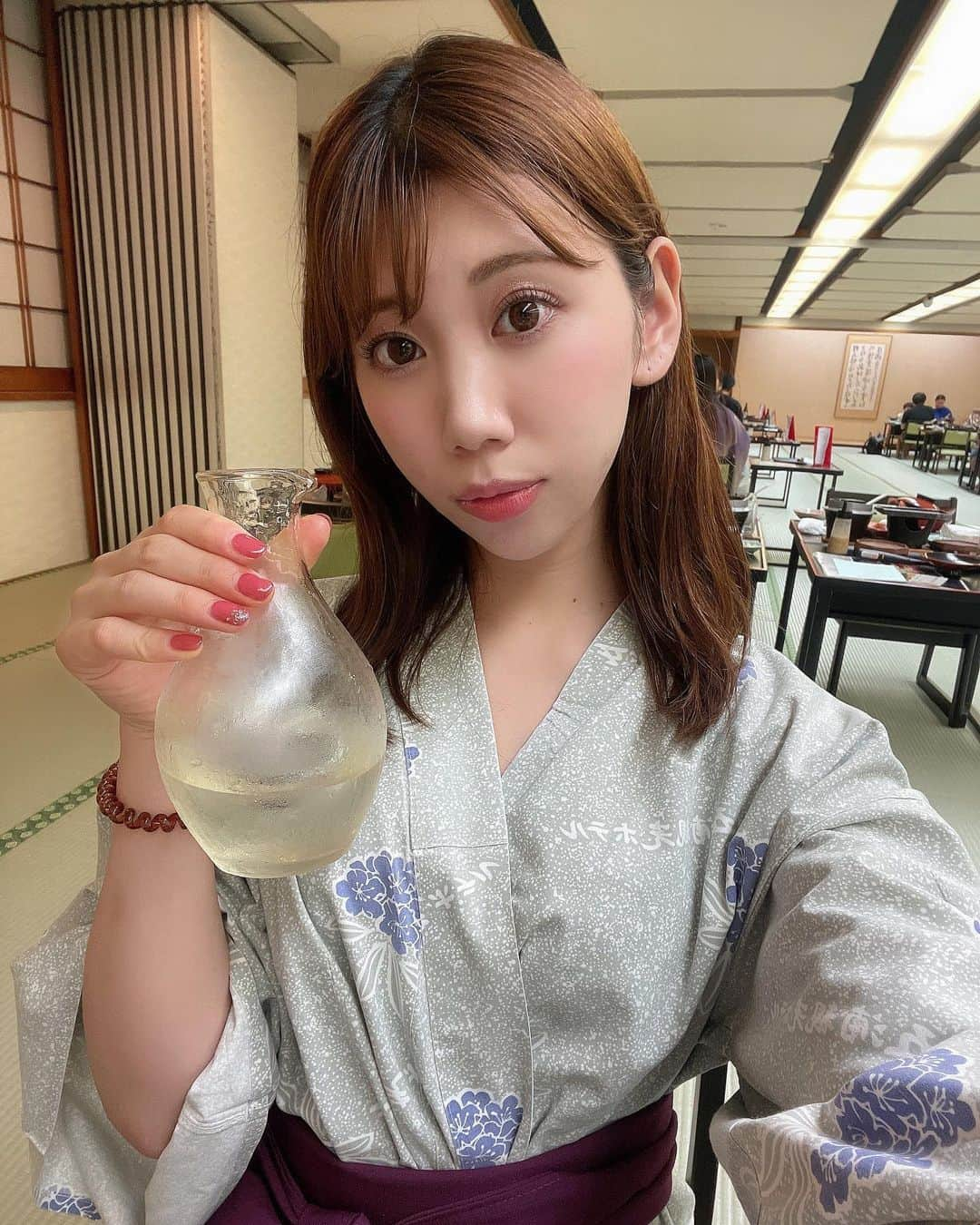 三上もえさんのインスタグラム写真 - (三上もえInstagram)「♡ 温泉行ったらその地域のお酒飲むのも楽しみの一つ🥰  歳とるにつれて色んなお酒が楽しんで飲めるようになって嬉しい🥺❣️  【8月の予定】 20日 写真集発売イベント　受付中 27日　チャンス撮影会　大阪🈵 . 【9月の予定🗓】 2日 シルバーローズ撮影会 10日 シフォン撮影会 🈵 13日Gスタセッション 16日チャンス　プール撮影会(尼崎) 17日チャンス大阪 18日コスコン(大阪) 23.24日all together撮影会(北九州)  イベント告知💐  『三上もえ　１ｓｔ写真集　Ｐｕｌｓｅ』発売記念お渡し会（秋葉原）  🌸開催情報🌸 開催場所：ブックタワー（秋葉原）9F 開催日時：2023年8月20日（日） 16:00～  発券情報 発券場所：ブックタワー（秋葉原）9F 【店頭受付】2023年8月8日（火）11:00～ 【ネット受付】2023年8月7日（月）18:00～8月18日（金）12:00まで  少しでも多くの方に来て貰えますように🍀*゜ . . .  . . . #三上もえ #もえるおしり #写真集発売  #旅行 #茨城旅行 #茨城観光  #茨城グルメ #茨城地酒 #温泉旅行 #女子旅 #日本酒 #日本酒女子  #看護師の休日 #現役看護師 #美容看護師 #グラビアモデル #グラビア」8月17日 18時00分 - moooeeeen0202