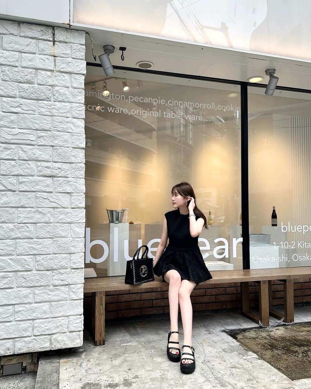 藤川沙弥のインスタグラム：「ꕀ  久しぶりにタイ料理ランチできて嬉🇹🇭♡ タイに旅行いきたいなあ…🥹✨✈️ 韓国ブランドのbagはツイードがポイント☝🏻  code🏷️ tops @chesty_official  bottoms @zara  bag @hyujenne_japan @nugu__official」