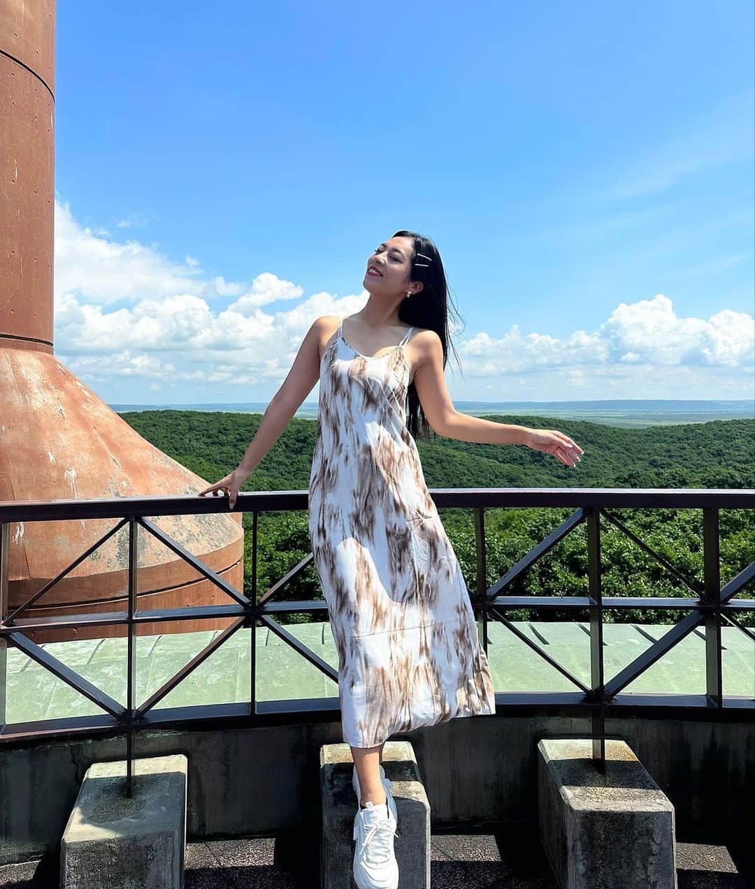 絹野志朋のインスタグラム：「🌳✨  自然をたっぷり感じるのって 本当に気持ちいい。  ピースボート日本一周クルーズに乗って 日本全国各地を回る中で とても印象的だったのは日本の美しい自然。  自然に囲まれた場所は 空気が透き通っていて、呼吸がしやすい。 呼吸が整うと、思考が整う。  いつもどんな時でも 『自然体で、ありのままで。』  都会に住んでいると つい忘れてしまいそうな大切なことを 思い出させて貰いました。  いいお天気にも恵まれた釧路の旅。  釧路湿原国立公園にて🌳 . . #ピースボート #ピースボート日本一周」