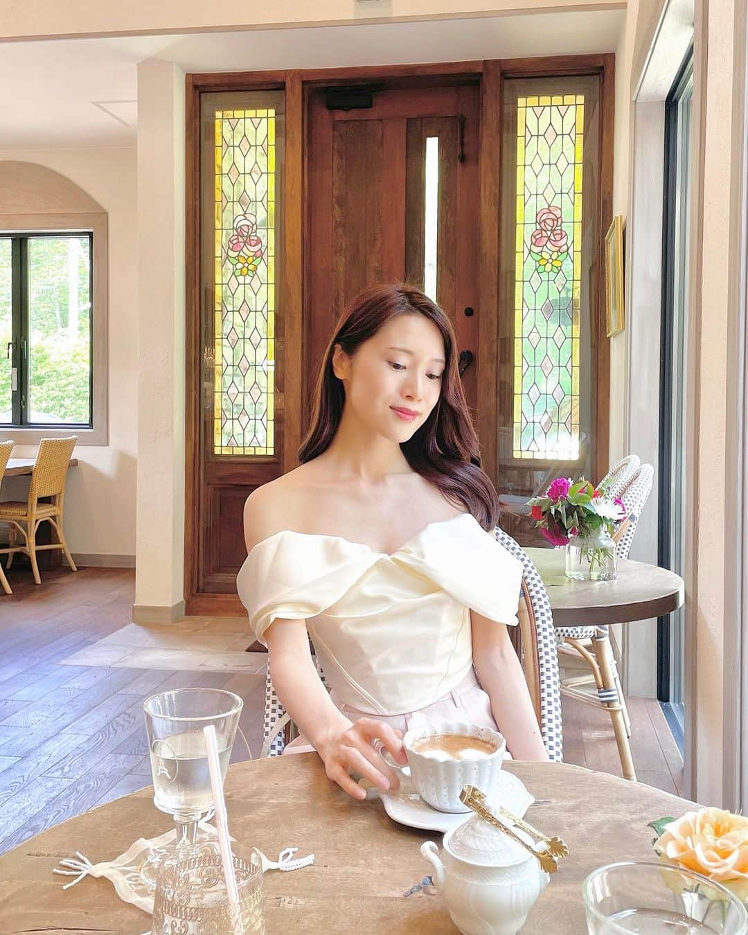 ちゃぴたんのインスタグラム：「軽井沢　Labeille☕️💐  テラスもある可愛いカフェでした✨✨  Tops: @theboutique_flamboyant  オフショルダードレープビスチェトップス」