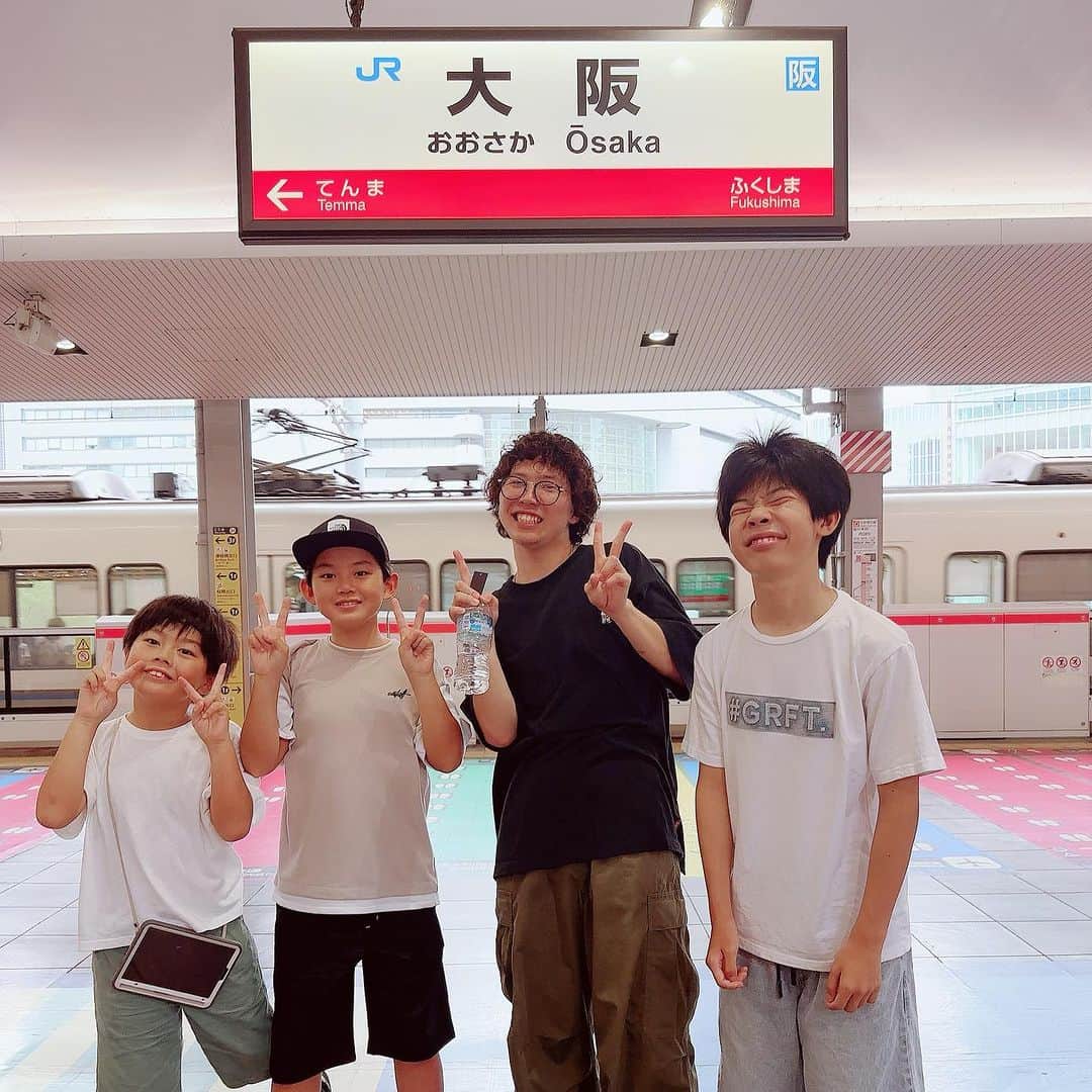 ブラザー4チャンネルのインスタグラム：「数年ぶり‼️ 大阪にきましたー！ ⁡ この夏はいろんな思い出が たくさん作れそうです…🌻 ⁡ #brother4 #YouTuber #大阪」
