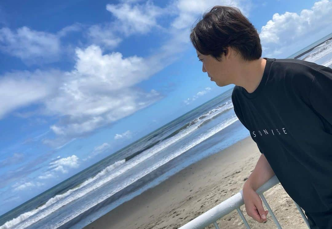 佐藤大樹さんのインスタグラム写真 - (佐藤大樹Instagram)「今年の夏は静岡で🏖️🏠  #海の家 #あったかいんだからぁ  #８月暇です #逆チューブ状態 #あゝ夏休み」8月17日 16時58分 - kumamushi_sato