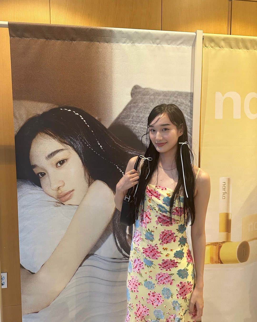 石田夢実のインスタグラム：「나르카 첫 팝업스토어에 참석했어요🌼 노란색으로 둘러싸인 나르카의 세계관이 너무 귀여워요!  제가 추천하는 상품은 젠틀 새틴 헤어 에센스.  향이 너무 좋아요🫶  나르카 팝업스토어에 여러분도 꼭 방문해 보세요! 완전히 새로운 헤어케어 브랜드 나르카와 함께 아름다운 헤어를 만듭시다💛  일시 : 2023년 8월 13일 (일) - 20일 (일)  휴무 장소 : 서울특별시 용산구 대사관로15길 8-3,  무브먼트랩 4층 오픈 시간 : 12PM - 7PM  #narka#나르카#한남동팝업#광고」