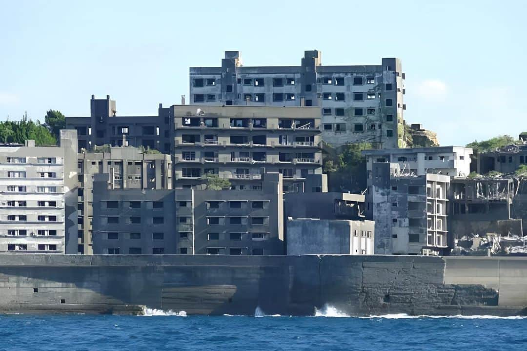 asoview! のインスタグラム：「海に浮かぶ廃墟群を目に焼き付けよう！  世界遺産・軍艦島に上陸できるクルーズ体験。 初めて軍艦島に上陸した船「マルベージャ」に乗って ガイドの丁寧な説明を聴きながら、 廃墟となった集合住宅群や炭鉱跡を じっくりと眺められます。  外観の迫力と、小さな島に凝縮された当時の暮らしをみて、 日本の近代化を支えた歴史に触れてみよう！  ───────────────── やまさの軍艦島上陸周遊クルーズ・ 長崎みなとめぐり遊覧船 （世界文化遺産ヘリテージクルーズ） 📍長崎・元船町 ─────────────────  #長崎 #元船町 #端島 #軍艦島 #軍艦島クルーズ  #軍艦島上陸周遊クルーズ #クルージング #都市の絶景  #世界遺産 #廃墟 #夏 #夏休み #夏休みの過ごし方  #自由研究 #大人の自由研究  #週末なにする #アソビュー #asoview」