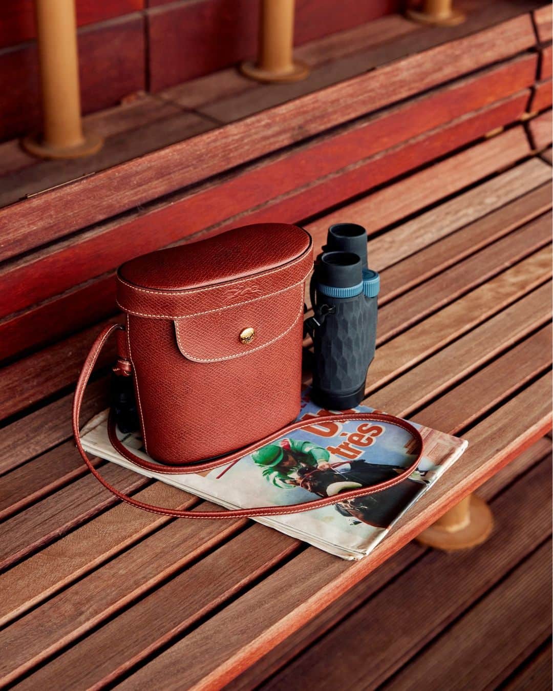 のインスタグラム：「Rendez-vous in the stands.  Collection: #LongchampFW23 Bag: #LongchampEpure  #longchamp #newcollection #stilllife #leather #horseracing #french」