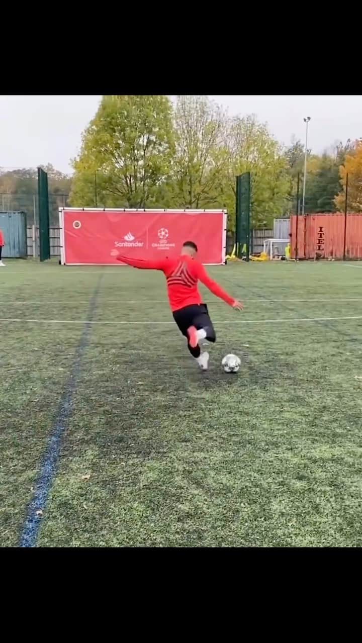 F2Freestylersのインスタグラム：「Who remembers Hole in the Goal challenge? 🤔  One of our hardest shots ever! 😬😳  #football #soccer #trickshot #messi #ronaldo」