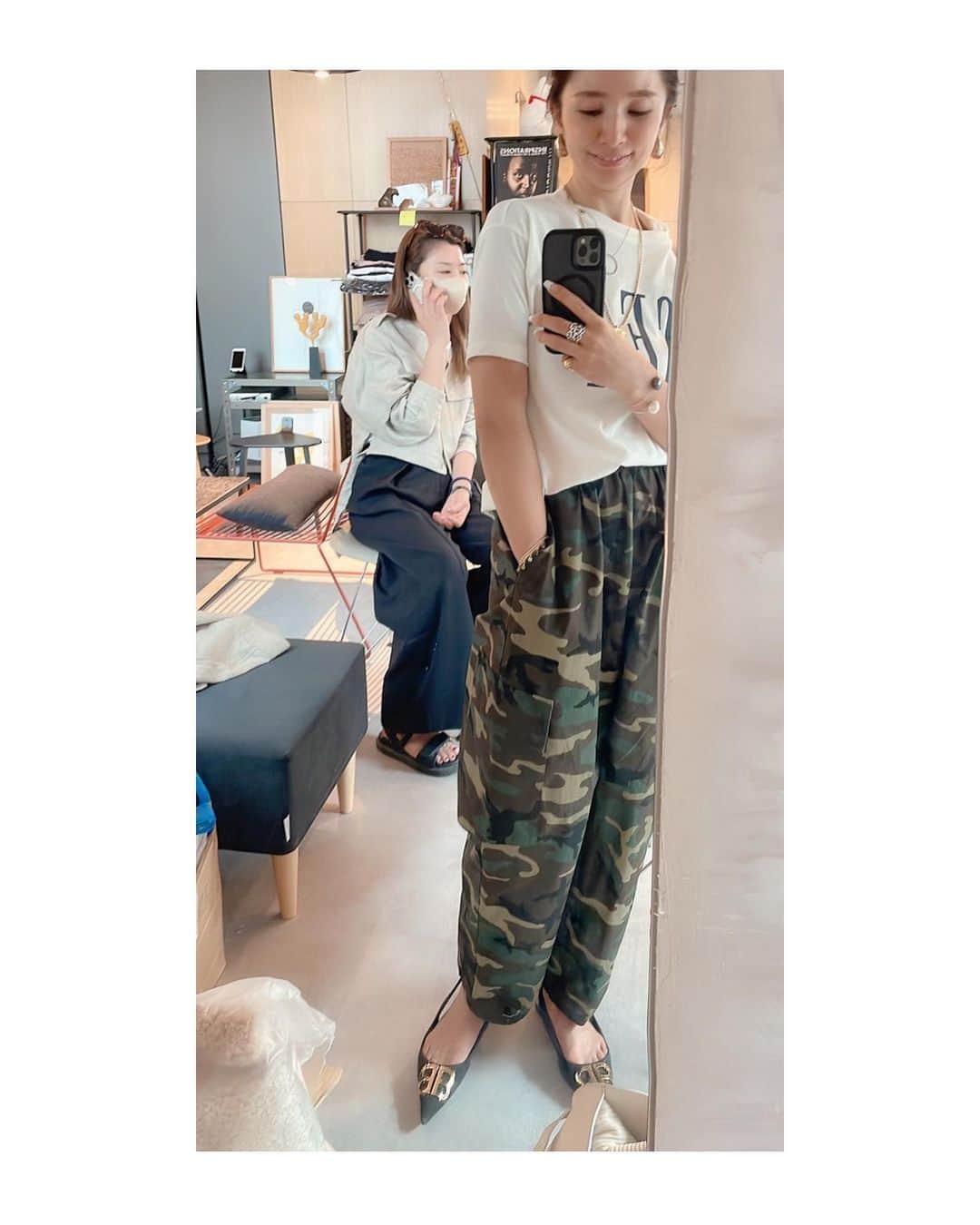 西村カナコのインスタグラム：「連日オフィスミーティング💨  @sea_japan Tシャツにミリタリーパンツ！ 袖が左右違うデザインで気に入ってる♡ . . @teechi_official のリネンワッフショートジャケット羽織ってきた😊✨✨ . . 最近のゲリラ豪雨🌩️ 急な雨に降られることもあり撥水撥油のジャケットで助かった〜😮‍💨と思う事多々あり😎 . . @yuriko.cml がオフィスに遊びに来てくれた♡♡ 沢山 @teechi_official 試着してくれて、さぞかしサンプルも喜んでる🤣🤣✨✨ . . @yuriko.cml と私は12cmくらい身長差があるんだけど、三児の母とは思えぬプロポーションと、相変わらず可愛い顔して、✊拳くらいしかない小顔っぷりに、思わず見入っちゃうね♡ . . かれこれ15年近く経つけど、いつ会っても芯があってブレないところも、素敵だわ💓😊 . . 全身 @teechi_official 着てきてくれる優しさね♡いつも有り難う♡♡ . . サングラス🕶️探してたから、私の大切なお気に入り @thehanybijoux_official の鼈甲柄サングラスをプレゼント🎁 よく似合ってる♡（恩着せがましい🤣🤣🤣） 流石👏👏なんでも着こなす🥳🥳」