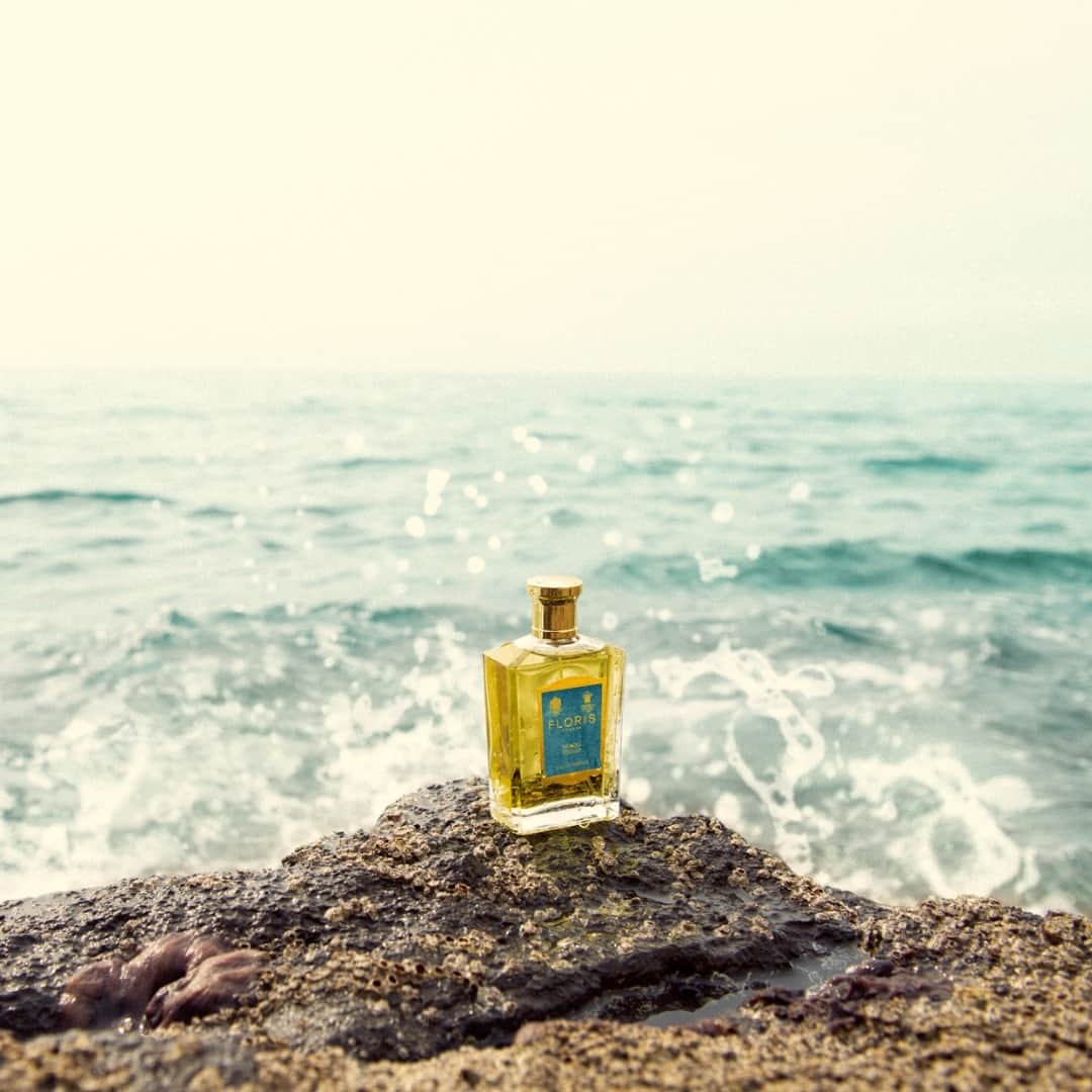フローリスのインスタグラム：「The dominant neroli accord in this Mediterranean aroma continues into the heart, where it is wrapped in intimate jasmine flower and enlivened by spicy notes of ginger and aromatic fennel seed.  Neroli Voyage Eau de Parfum is available now instore and online.   #FlorisLondon #NeroliVoyage #OrangeBlossom」