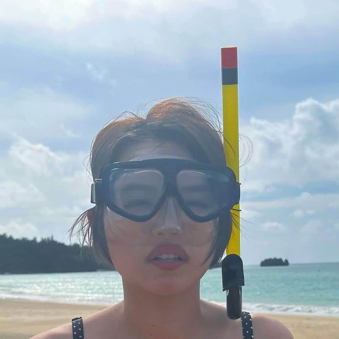 富久美玲のインスタグラム：「_ . 沖縄の海入る時はシュノーケル常備🤿 . そして 私フィン履くと人魚みたく泳げます。 (水中をグルグル出来るのがポイント) . 初！国頭の海は最高に綺麗でした🏝️✨ .」