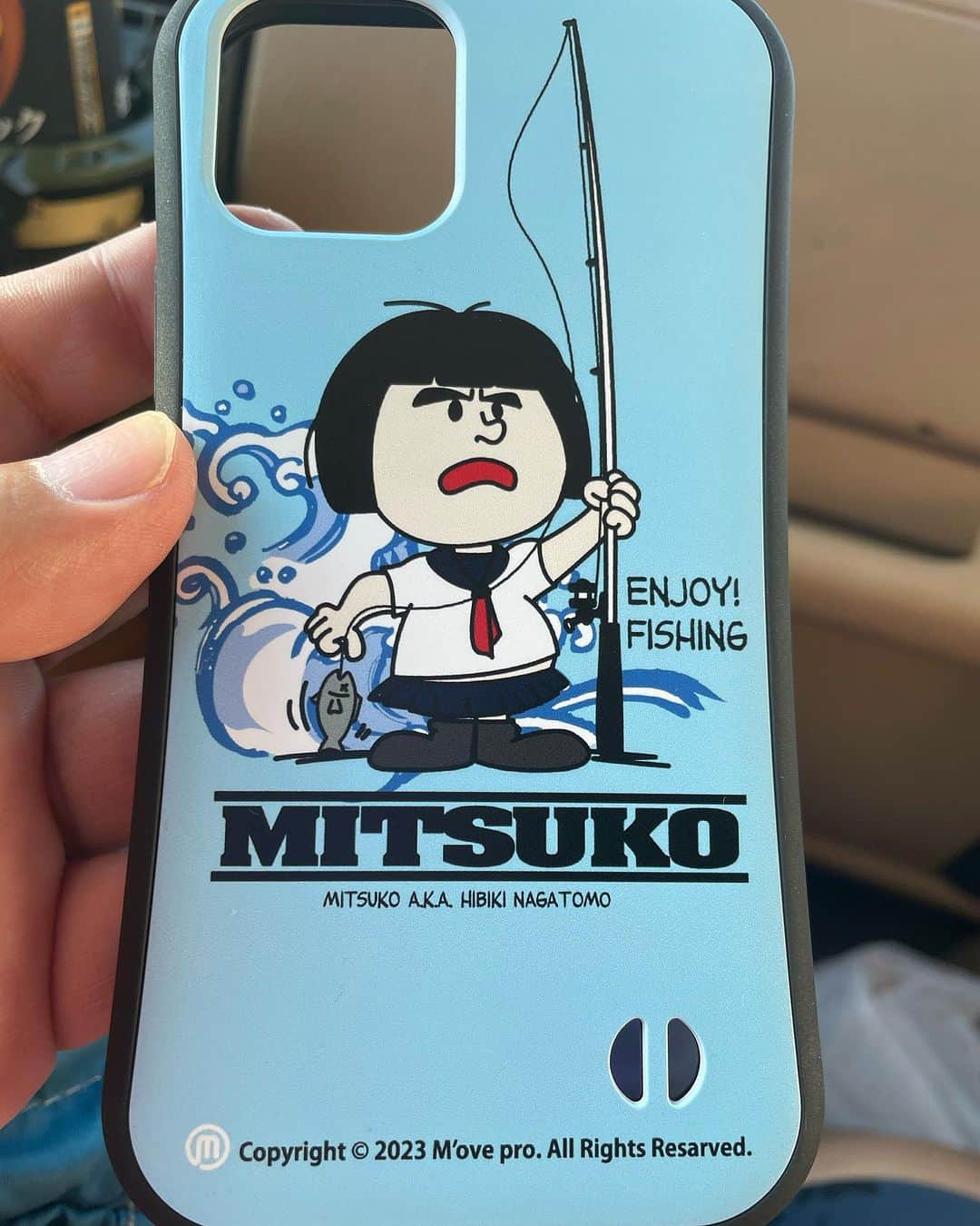 長友光弘のインスタグラム：「ニューバージョンの携帯ケース！！  ミツコ釣りバージョン😁 うっしっしっし」