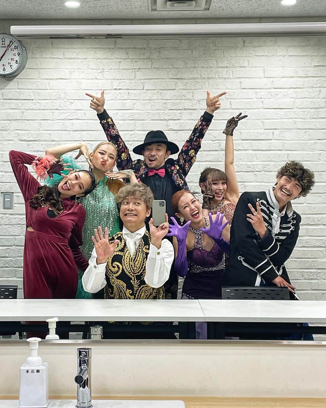 香取慎吾のインスタグラム：「明日はテレビ出演します！ 歌番組で二曲も歌えました。 楽しかった！ 18日25:19〜日本テレビ #バズリズム」