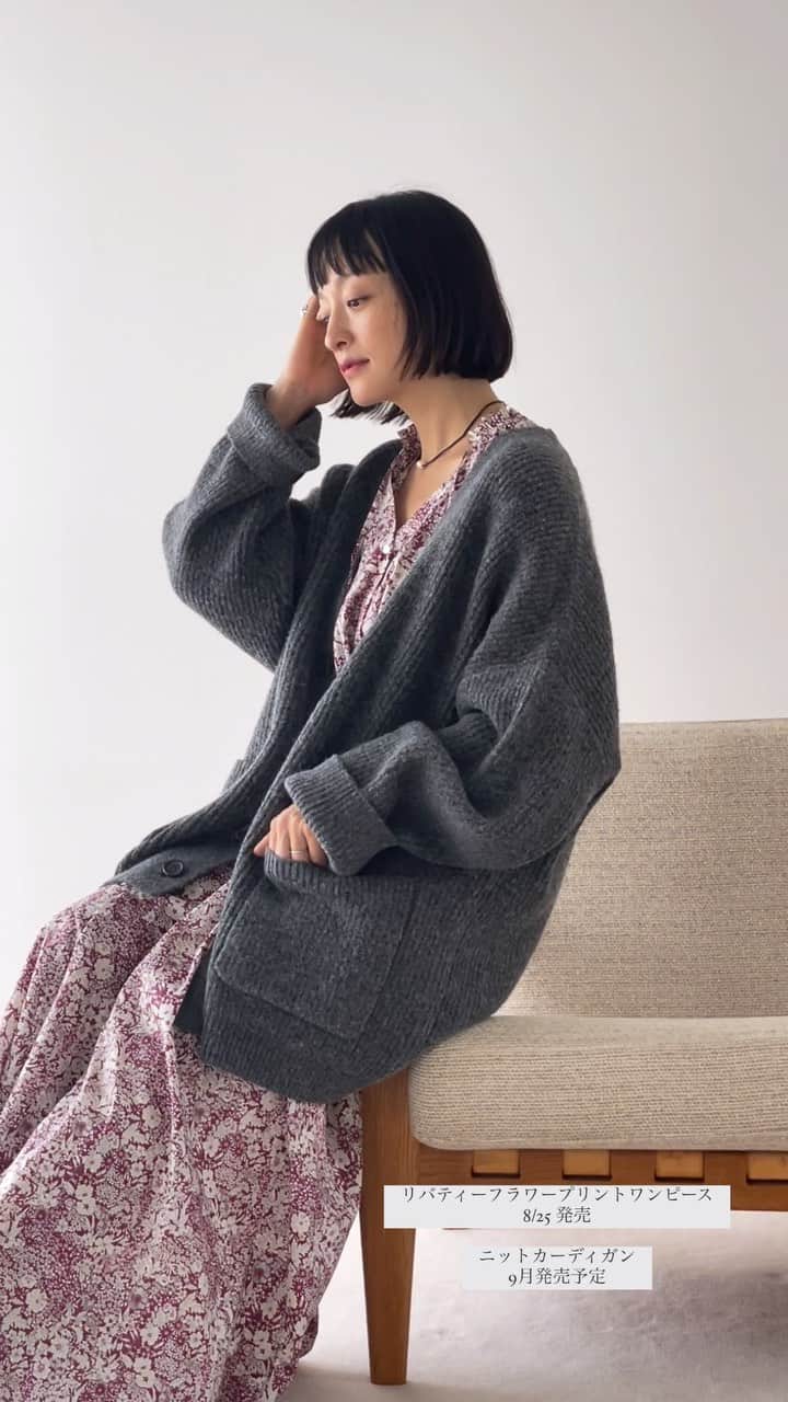 オブレクトのインスタグラム：「Miyako Takayama × oblekt 2023 Autumn Winter collection  第一弾のワンピースは8/25（FRI）発売🌿  こちらはリバティー柄フラワープリントワンピース👗  1世紀以上の歴史を刻んできた"リバティプリント”の定番柄を使用して作成したオリジナルワンピース。 衿ぐりに共地の細紐が通っており、紐を引っ張ってギャザーを寄せることで、衿のフリルを調節できます。 お好みのギャザーを寄せたら、片結びでギャザーを固定して着用してください。 衿の紐は、前で結んでリボンにするのもおすすめです。 ウエストにも共紐が入っており、ウエストをブラウジングしてご着用いただけます。 生地の裏側が白くないので、フロントのボタンをすべて開けて羽織としても使用でき、着回しの効く1枚です♡  ニットカーディガンは9月発売となります🌱  お楽しみに✨  #oblekt #オブレクト #高山都 さん　 #高山都さんコラボ #miyakotakayama」