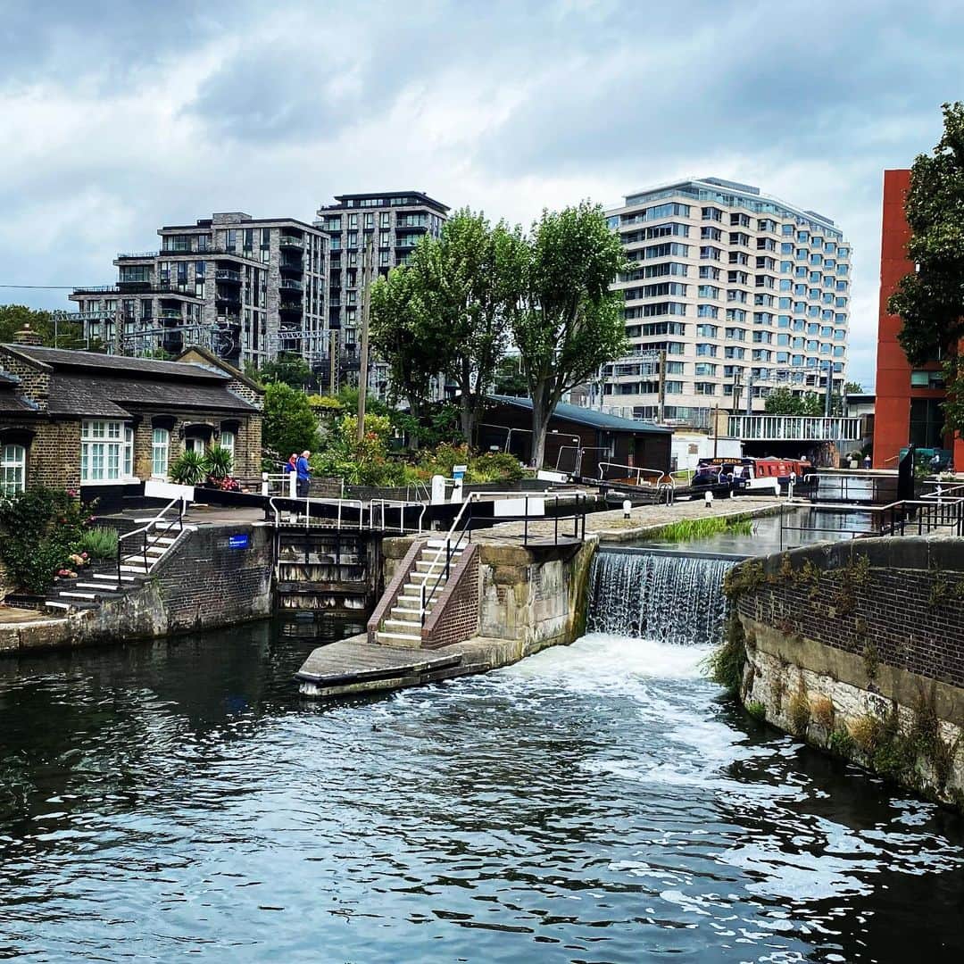 ジョニー・リー・ミラーのインスタグラム：「A lock on Regents canal, near Kings Cross, London.」