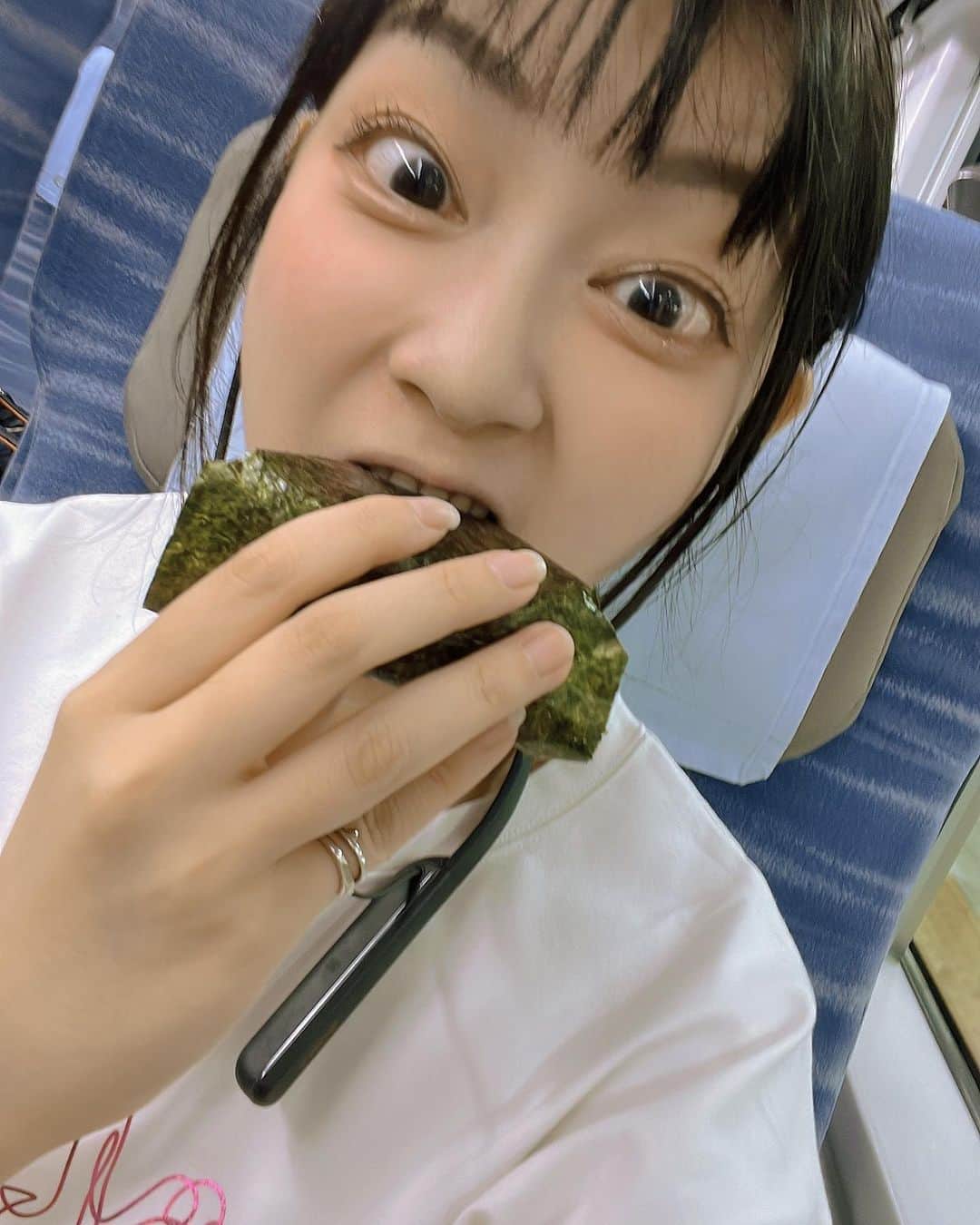 ヒラヤマンのインスタグラム：「これTwitterにも載せたんやけどさ、わさびのりで辛かったっちゃんw わたし唐辛子系意外は辛い耐性人並み😂でもおいしかったよ！ #おにぎり #わさび #食らう」
