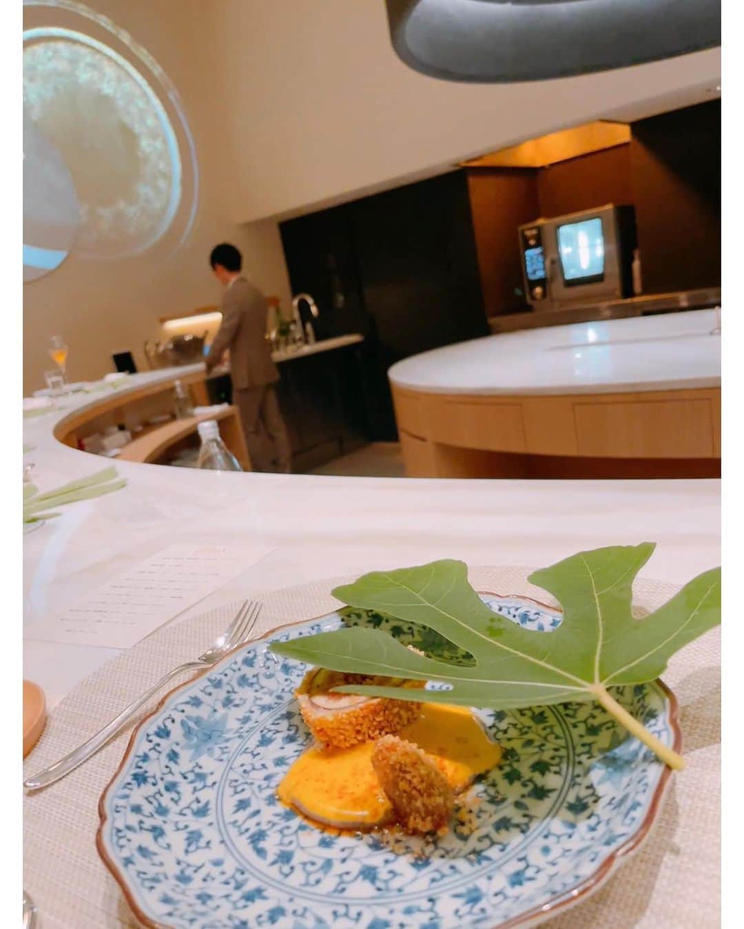 成海まりのインスタグラム：「🤍unis anniversary restaurant ユニ　アニバーサリー　レストラン🍽🎉  ユニはハレの日、お祝いがコンセプトのレストラン☺️  気になっていた場所だったので、誕生日に🎂  内装デザインがとってもオシャレ🌸  キッチンからカウンター✨どこを切り取ってもとても美しいデザインで、内装好きとしては🫶🤭  モダンで明るい雰囲気が素敵で、ハレの日というコンセプトにぴったりのレストラン☺️  お料理は、バターや生クリームを極力使わないようにされているお気遣いも🍀  重すぎず✨最後まで楽しく食べれた🥰  31歳も、大事にしていることは変わらず✨健康を大切に楽しく🐝🌼  #hbd #mybd #bd  #unisanniversaryrestrant  #unisanniversary #ユニアニバーサリーレストラン　#ユニアニバーサリー　#ユニ　#ハレの日のレストラン #美しいレストラン」