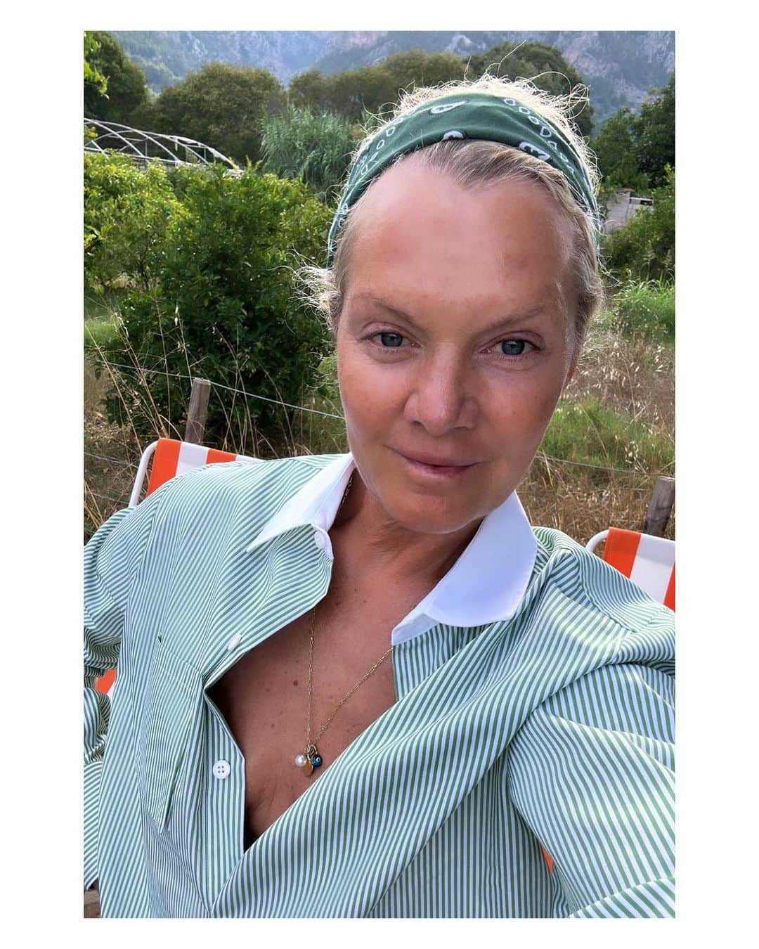 リカのインスタグラム：「Green Life 💚 Mallorca  Holiday Mood is one . Time out and greens from the garden what more do you need !  A green Stripe shirt Yves by the Pool :)   Italian fabric comes in 3 color set Green / white  Blue/white Ginger/ white 💚🩵🤎  #greenvibes #stripes #mallorca #rikastudios」