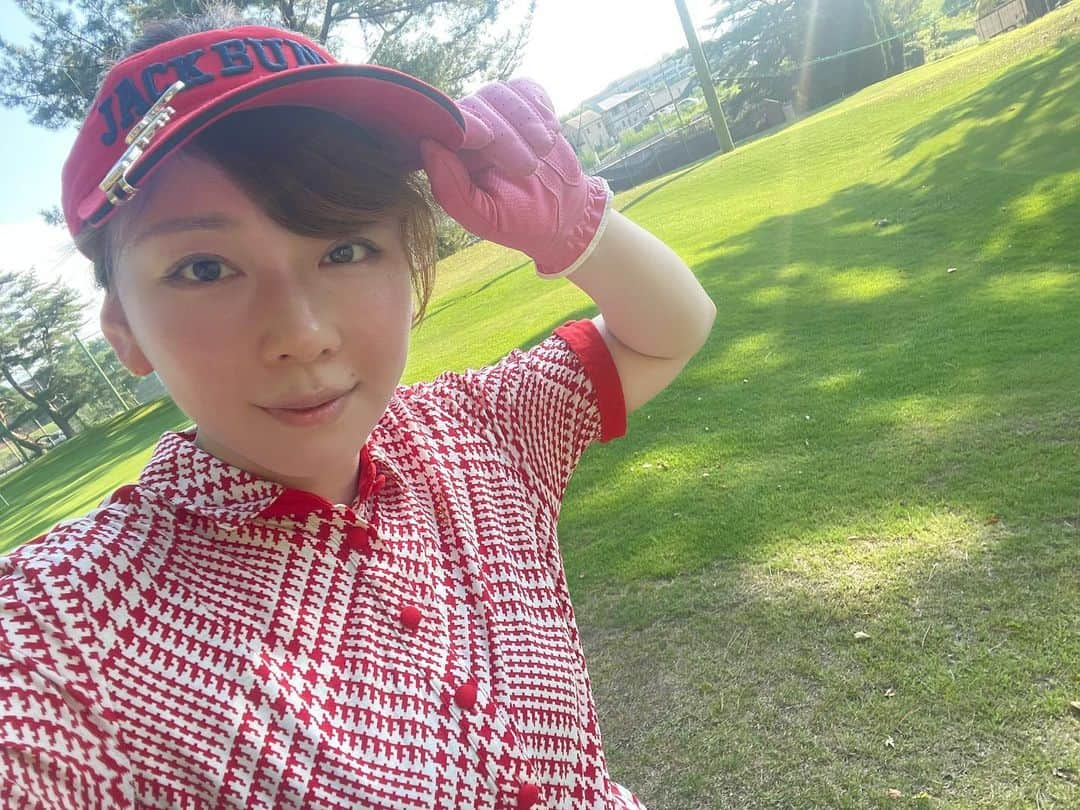 あやつるぽんのインスタグラム：「...⛳️🏌️‍♀️ . . . 最近はゴルフしたり サウナにもよく行ってて最高です♨️ あー気持ちいい〜って声出る 整ってます いつもお風呂浸からずサウナメインで終えてしまっている🧖‍♀️ 早くまたサウナいきたい . あとアメーラトマト今年初めて食べて 甘くて美味しさを知ってしまいハマってます 今は近所に八百屋さんがないか日々探しています。 . 最近の皆さんのマイブームはなんですか？ , . #ゴルフ女子 #ゴルフ　#アメーラトマト #サウナ女子 #サウナイキタイ」