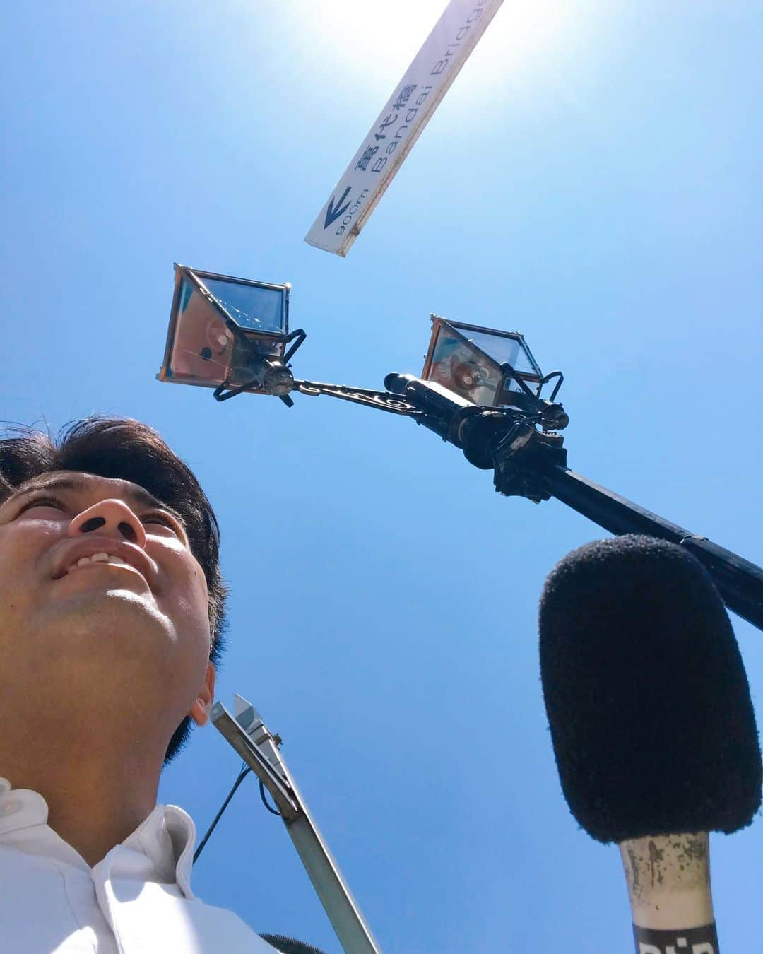 坂部友宏のインスタグラム：「きょうも暑いすねー JR新潟駅前で街録  #街録 #がいろく  街録は... 街ゆく人に 季節を問わず いろんなテーマで 質問させていただいく インタビュー取材  これまで何度 新潟駅前に街録で来たかな...数えきれない 🌸☘️🍁☃️   いただく貴重なお声は 私のニュースキャスターとしての栄養です  足を止めてこたえていただける方には 毎回、感謝感激の気持ちです🙇  道を急ぐためお断りいただく方も 話しかけてしまい申し訳ありません🙇‍♀️ (新潟駅前の皆さまは優しい方々が多い！)  #ゆうなび #坂部友宏 #街録」