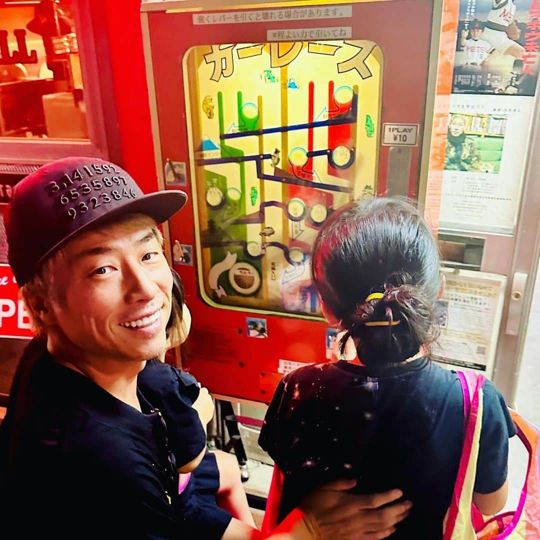 田村淳さんのインスタグラム写真 - (田村淳Instagram)「懐かしい… 昔駄菓子屋に置いてあった10円玉入れて、その10円玉を弾いて、弾いて、弾いて、ゴール地点に運ぶ事ができたら景品がもらえるというゲーム台…娘は日頃からテレビゲームやってるから、このアナログなゲームに興味津々w 何度かチャレンジして見事景品ゲット✨  娘たちへ 新しく生み出されるものも、昔から愛されていたものも、それぞれの良さがあるはずです。実際に自分が触れてみる事で、色んな気づきがあると思うから好奇心の赴くままに色々なものに触れて感じてください。そしてどんな形でもいいので、それをアウトプットしてください！あなたちの好奇心をずっと応援します。　　　　　　　　　　　　　　　　　　　　　　　　　　　　　  　　　　　　　　　　　　　　　　　　　　　　パパより」8月17日 17時29分 - atsushilb