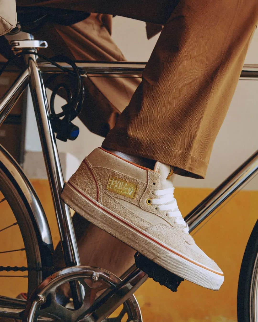 Vans Philippinesさんのインスタグラム写真 - (Vans PhilippinesInstagram)「A close look at Vans x @futuremade_studio collection.   Now available at select Vans stores in Glorietta 3, Greenbelt 3, and  SM Megamall, or through Vans’ Official Chat Store https://tinyurl.com/VansPhOfficialChatstore .   Also available at @atmos.philippines store.   #vansphilippines  #Vans X FTMD.」8月17日 17時23分 - vansphilippines