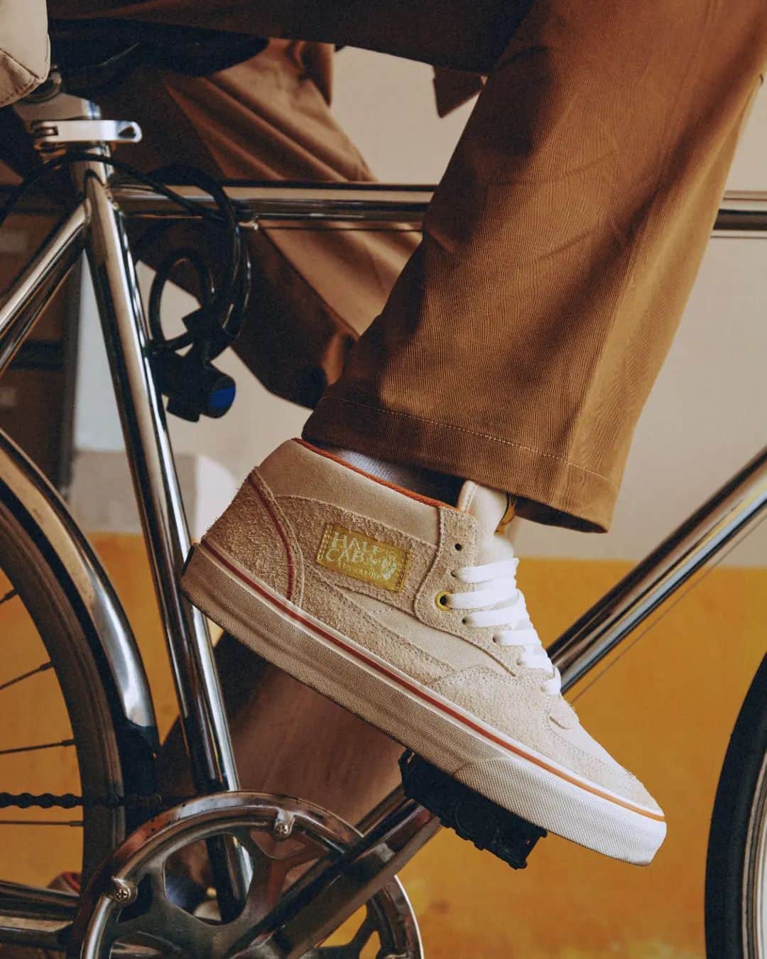 Vans Philippinesのインスタグラム：「A close look at Vans x @futuremade_studio collection.   Now available at select Vans stores in Glorietta 3, Greenbelt 3, and  SM Megamall, or through Vans’ Official Chat Store https://tinyurl.com/VansPhOfficialChatstore .   Also available at @atmos.philippines store.   #vansphilippines  #Vans X FTMD.」