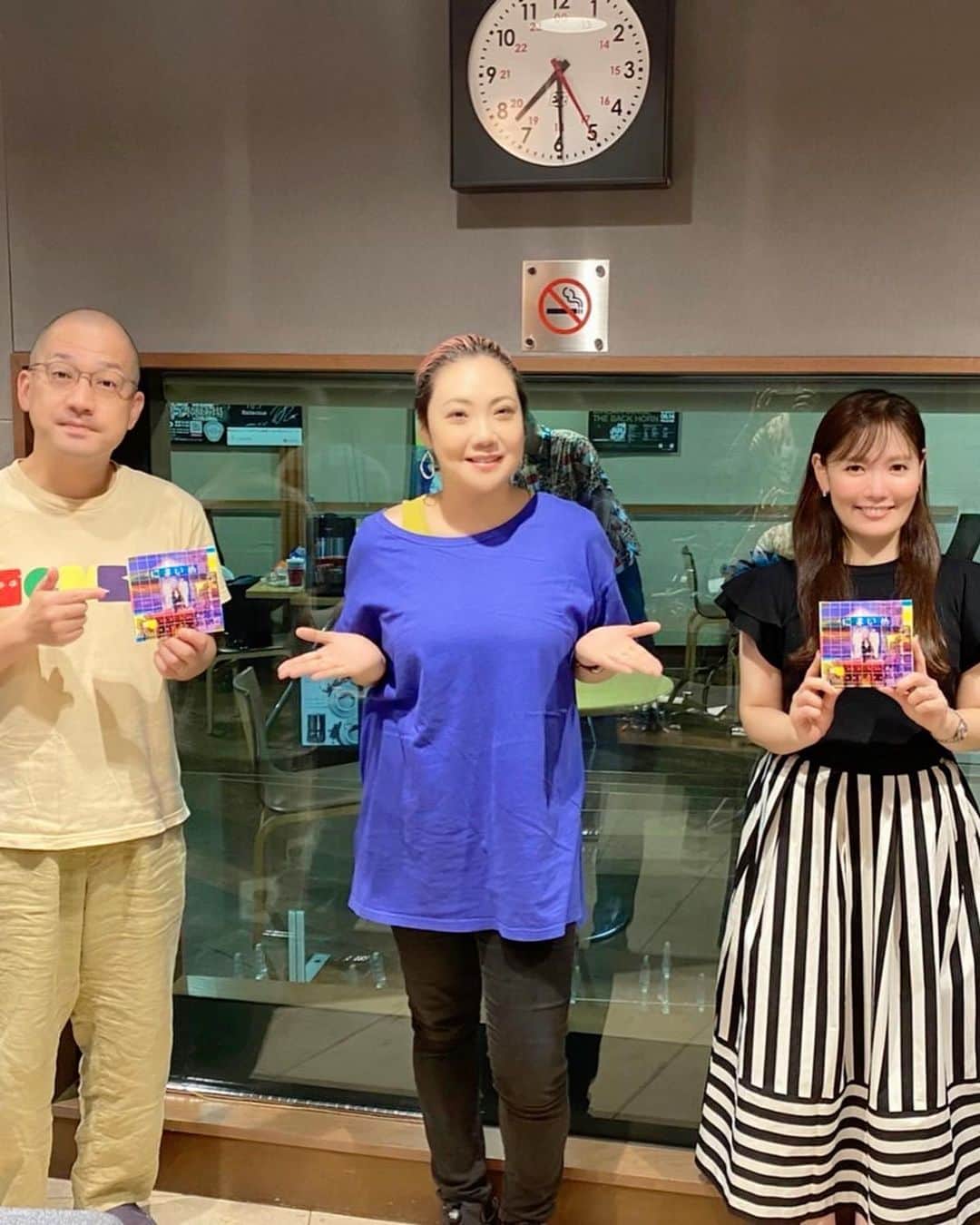 のインスタグラム：「サンフリゲスト🎙️ 歌手のなかの綾さんでした♡  なかのさんは2013年にメジャーデビュー、昭和歌謡のカヴァーとオリジナルを武器にご活躍。 現在は新たなプロジェクト「なかの綾とブレーメン」として活動中❣️ そして今年二枚目のアルバム「にまいめ」をリリースされました。  とってもパワフルでかっこいい歌声のなかのさん。そして酒豪のイメージ🫶 ライブ前にお客様と飲んでからステージに上がる事もあるとか🤣  コットンクラブなど大人な雰囲気の中、なかのさんの歌声を聞いたら心地いいだろうな🍸 2歳の息子さんにも癒されました☺️  #なかの綾 さん #なかの綾とブレーメン  #ミュージシャン #ニューアルバム #ソロアーティスト  #サンフリ #ラジオ #ラジオ番組 #ラジオパーソナリティー #ラジオ局 #audee #jfn #tfm #春風亭一之輔 さん #落語家 #落語 #汾陽麻衣#アナウンサー #ホリプロ」