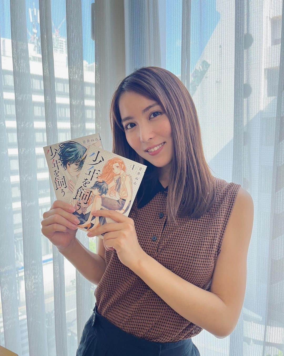 のインスタグラム：「本日情報解禁されました！ 10月7日スタートBSテレ東真夜中ドラマ「猫カレ−少年を飼う−」主人公・森川藍役で出演します。 ＢＳテレ東　毎週土曜深夜24:00～24:30 テレビ大阪　毎週土曜深夜24:55～25:25 リアルタイム配信&最新放送回の見逃し配信はTVerからもご覧いただけます🌙  ▶︎あらすじ🐈 誰にも頼らずバリバリ仕事をこなす、30歳の会社員・森川藍（石川恋）。 独身で彼氏もいないが2LDKのマンションに一人暮らしをしており、周囲からは「令和の鉄の女」と揶揄される。 ある晩、自宅に帰ると、とびきり綺麗な16歳の少年・遠野凪沙（齋藤潤）が家の前で待っていた。 藍と同じく孤独を抱えた凪沙と、ぎくしゃくと始まる二人きりの同居生活。 年の差14歳、不器用な二人が送る、ホーム・スイート・ヒューマンドラマ！  今回演じる森川藍というキャラクターとは年齢も環境も重なる点が多く、気付けば夢中で原作のページを捲っていました。 自分の機嫌は自分で取れて、着実にキャリアを重ねて自立できていることは素晴らしいことのはずなのに、そうして武器を揃えながら30歳を迎えてみると何故か周りからは「可愛げのない鉄の女」と敬遠されてしまう。 そのもどかしさに深く共感し、自分が30歳になったこのタイミングで藍と出会えたことに運命を感じました。 原作と同じくリアル16歳で凪沙役を演じる齋藤潤さんには、役を通して私自身にも様々な新しい感情を与えてもらえそうで、一緒にお芝居できることがとても楽しみです。 日々を強く生きようとする全ての人に、癒しを届けられたり、背中を押せるような作品にできればと思っています。 連続ドラマ初主演ということで緊張もしていますが、あまり気負いすぎずに、スタッフ・キャストの皆さんと力を合わせて1シーン1シーン丁寧に作り上げていきたいです。 どうぞお楽しみに！  @mayodora_bs7ch  公式アカウントもぜひフォローしてください🩵 #猫カレ #少年を飼う #BSテレ東 #TVer」