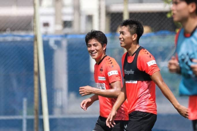 ツエーゲン金沢のインスタグラム：「. 【トレーニングフォト】  今日から #木村勇大 選手も合流しました⚽️  台風が過ぎ、また暑さが戻ってきた安原。 今週末は、アウェイで ザスパクサツ群馬 との対戦です🔥  #zweigen #ツエーゲン金沢 #サッカー #Jリーグ  #櫻井風我 #山本義道 #三浦基瑛 #中野小次郎 #豊田陽平 #石原崇兆」