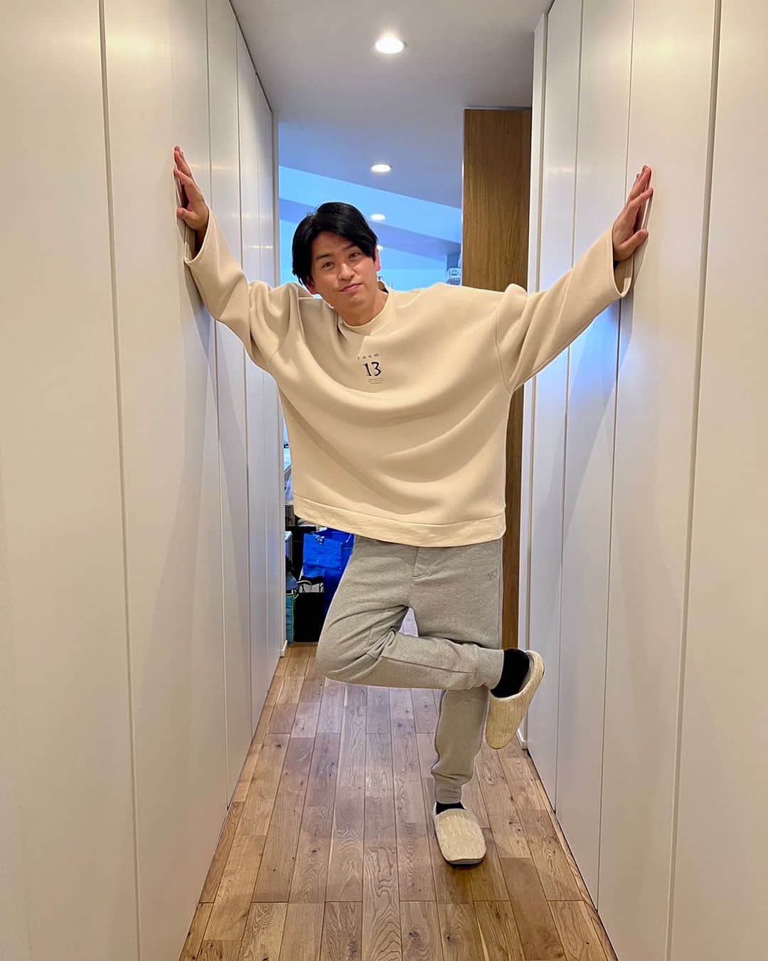 賀集利樹のインスタグラム：「👕👖  下書きに残ってて投稿するのをすっかり忘れてた！かなりの時間差投稿だ  映画『贋作』で着ていた衣装。 部屋着として着用していたけど着心地が良すぎて撮影後にそのまま帰りそうになったくらい😆  横浜国際映画祭で鑑賞出来なかった皆さんは来年の公開をお楽しみに❗️」