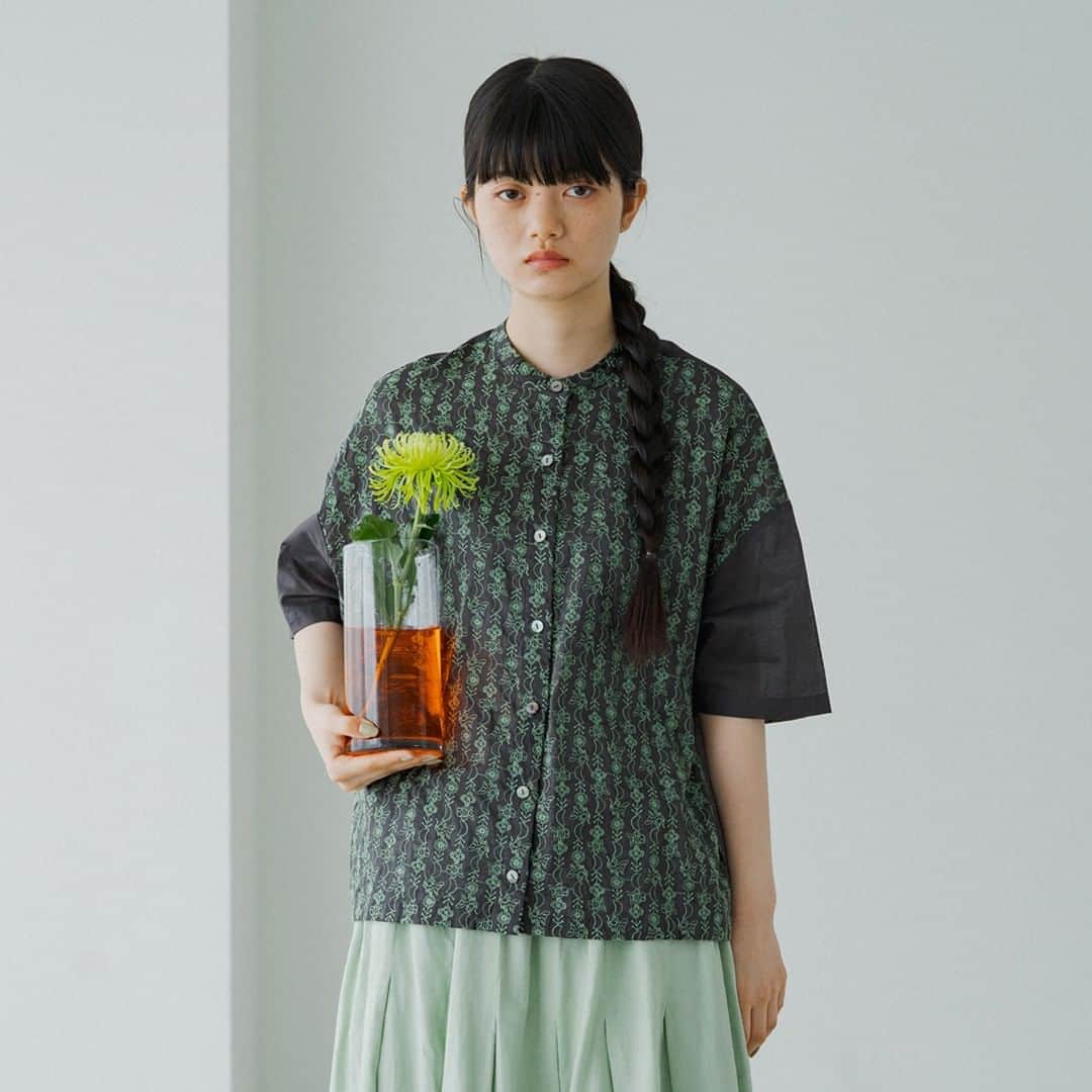 marbleSUD(マーブルシュッド) のインスタグラム：「月とお花、金魚をストライプ状の刺繍で表現したテキスタイル"金魚"は、お祭りなどこれからのお出かけにぴったりです🎆✨  ［金魚：きんぎょ］ 金子みすゞさんの詩、「金魚」からインスピレーションを得て生まれたテキスタイルです。 息をするとき、月はやわらかなひかりを、花はきよらかなにおいを、金魚はきれいな家宝をはく、という幻想的な詩の世界観をイメージして、金魚とお月さま、お花をストライプ状の刺繍で表現しました。」