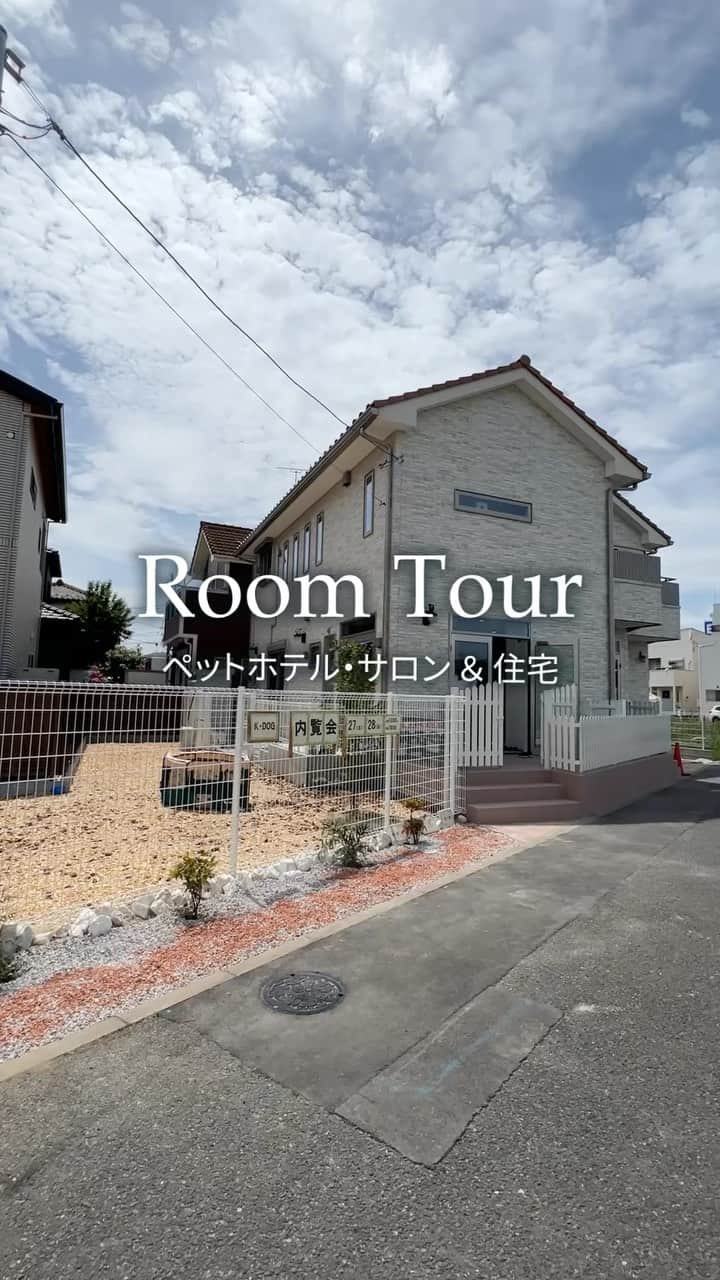 完全フル装備の家　富士住建のインスタグラム：「【富士住建 Room Tour 𖤣𖠿𖤣】  富士住建で建てて下さった店舗併用住宅をご紹介🐶  こちらの店舗はペットサロンやドッグラン、ドッグカフェ、さらにペットホテルまで…!! わんちゃんもねこちゃんも快適に過ごせる環境が整った施設になっております🐈🐕  トリミングやペットホテルをご利用になりたい方是非K.Dogまでお越しください🐾   【K.Dog】 〒362-0084  埼玉県上尾市壱丁目西8番1 📞048-706-6374 https://kdoglovedog.jimdofree.com @kdog.nr   富士住建では皆様の「しあわせな時と場所」を応援します😌   #富士住建 #戸建て #わくわくする家づくり #完全フル装備の家 #フル装備の家 #一戸建て #自由設計 #自由設計住宅 #標準仕様 #家づくりアイデア #注文住宅新築 #新築マイホーム #新築注文住宅 #住宅 #おしゃれな家 #新築住宅 #丁寧に暮らす #おうち #日々の暮らしを楽しむ  #玄関 #ルームツアー #roomtour #ルームツアー動画 #店舗併用住宅 #ドッグラン #ドッグカフェ #ペットサロン #トリミング #ペットホテル」