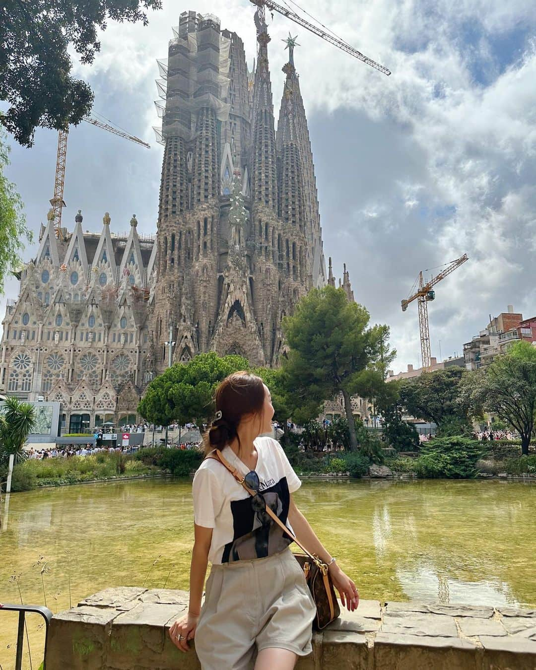 小祝麻里亜のインスタグラム：「Barcelona, Spain 🇪🇸  Sagrada Família🏰, Boquería Market🦐  ＿＿＿＿＿＿＿＿＿ #スペイン #スペイン旅行 #バルセロナ  #サグラダファミリア #ボケリア市場　#Barcelona #2023travel #SagradaFamília #BoqueríaMarket #여행일기 #여행스타그램 #여행스냅 #바르셀로나 #스페인」