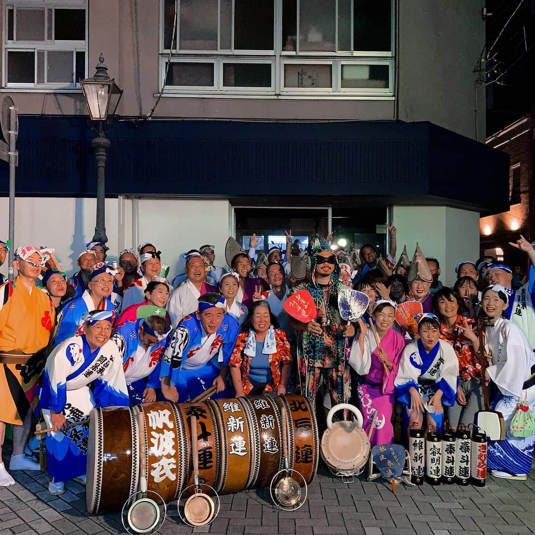 ケント・モリさんのインスタグラム写真 - (ケント・モリInstagram)「AWAODORI MAGIC⭕️❤️‍🔥🔴 徳島県阿波踊りがあんまり最幸だから延泊しただけの話㊗️ たまたま見ていた僕をサークルの中に誘ってくれた連の皆様ありがとうございました🤝🌍🫶 徳島県阿波踊り2023何かが始まる🔥 @mammy_yoshiko_88 ☝️ #阿波踊りを世界へ #awaodori」8月17日 17時48分 - kentomori_official