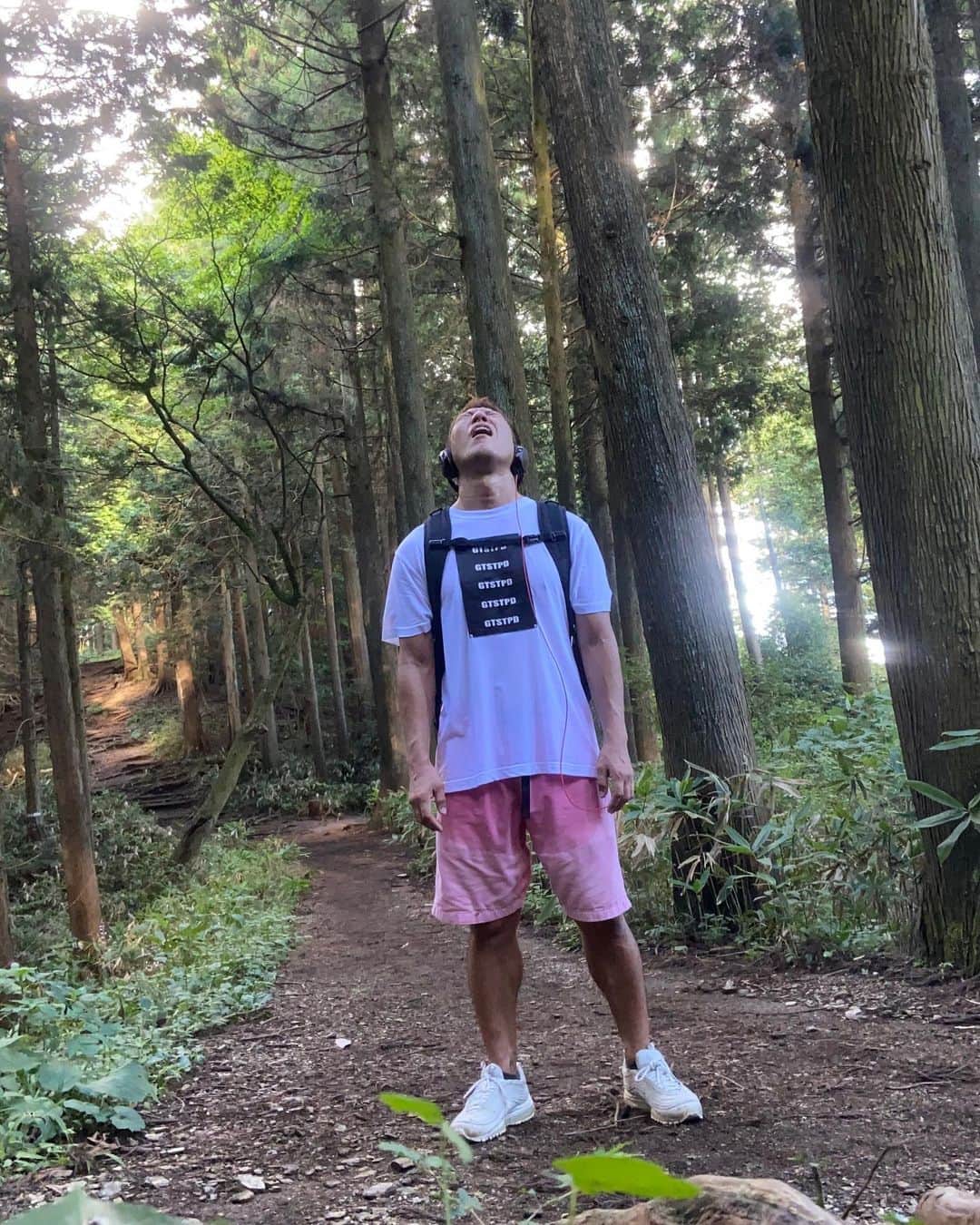 のインスタグラム：「高尾山から神馬山まで3時間ちょい。休憩無しで早歩きで登ったから汗だくに。スズメバチとか長いヘビに遭遇して焦ったっす。神馬山までの行程で1時間半くらい人とすれ違うこと無くて、山奥で一人きりとかテンション上がった！」