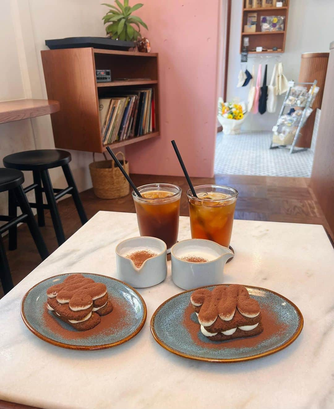 AO さんのインスタグラム写真 - (AO Instagram)「☕️ 生クリームかけて顔みたいになったティラミス😕かわいい 金髪かれん久々に会った〜 わたしら大人になったね〜 #ティラミス#カフェ#三茶カフェ」8月17日 18時04分 - ao_sekiguchi