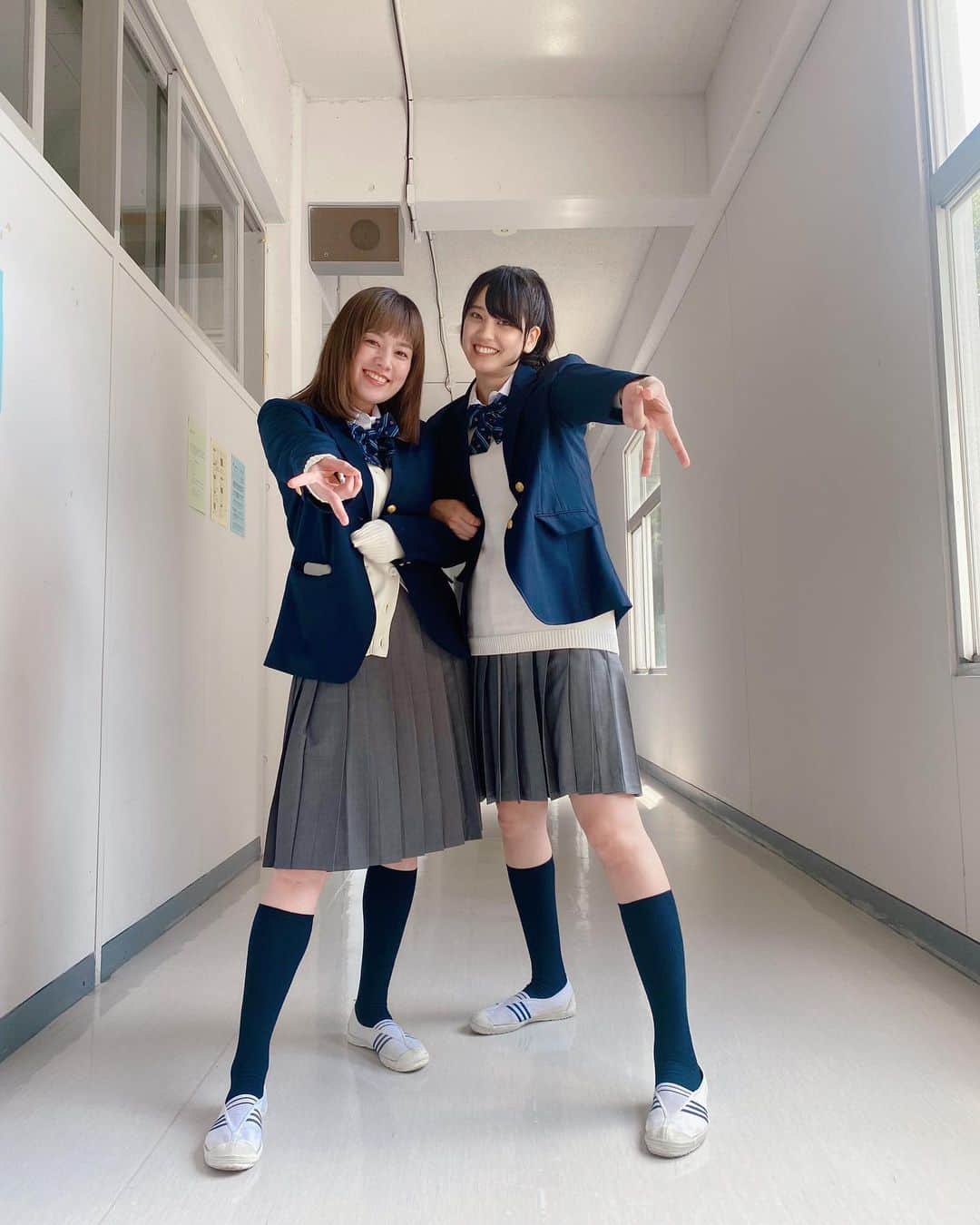 山崎紘菜のインスタグラム：「🏫 吉永さんと山田さん、JKバージョン。 #賭けからはじまるサヨナラの恋  #本日第5話配信です！ #5話は理子に惚れなおす回 #理子らぶぅ💗」