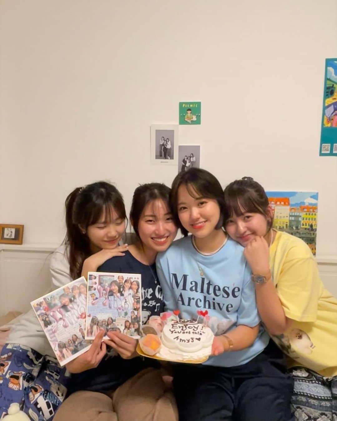 Janeぜうんのインスタグラム：「はるかゆっかみかるいってらっしゃい！✈️🇳🇱🇫🇷🇺🇸1年後また成長してるみんなに会うのすごい楽しみ‼︎うちは東京で頑張ってるねん🗼 とか言ってるけど普通にめっちゃ寂しいからkeepintouchしよ(号泣) らぶ！！！❤️‍🔥 하루카,유카, 미키루 유학 잘 갔다와!!! ✈️🇳🇱🇫🇷🇺🇸 나도 여기서 열심히 살고 또 1년 후에 만났을 땐 더 멋지게 성장해서 만나아아ㅏ!!!   (라고 했지만 아주 씁쓸하군호호 사랑해 얘더라🫣🫶🏻)」