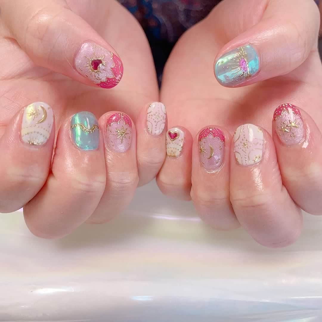 山井祥子のインスタグラム：「胸がドキドキするほど、かわいいネイル。  YUKAさん（@yukamizz）の技術とセンスが炸裂しています。 いつも本当にありがとうございます💘🌛  単独ライブを開催するにあたり、ネイルやまつエクを一時的に辞めていたのですが（いろんな役を演じるため）、徐々に元の状態に戻しています。  #newnail #antiquemoroccan  #ネイル」