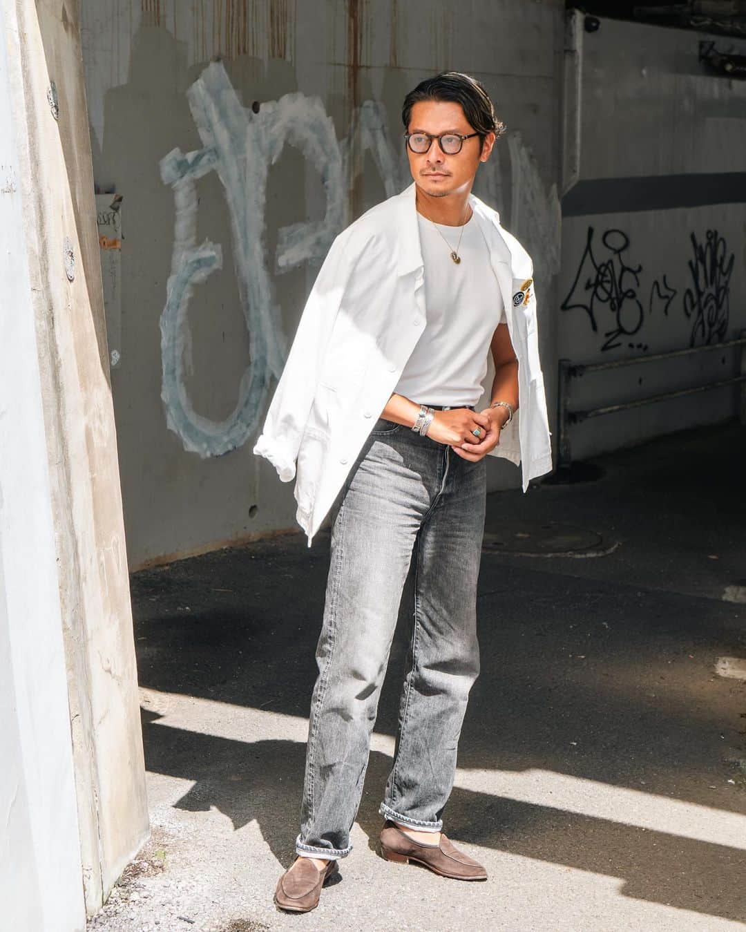 高田朋佳さんのインスタグラム写真 - (高田朋佳Instagram)「Jeans & White-T. だけで過ごしたいけど心許ないから いつも何かを持つか羽織っている。  #wearlness #cheepchic #jeanswithtshirt」8月17日 18時05分 - tomoyoshi_takada