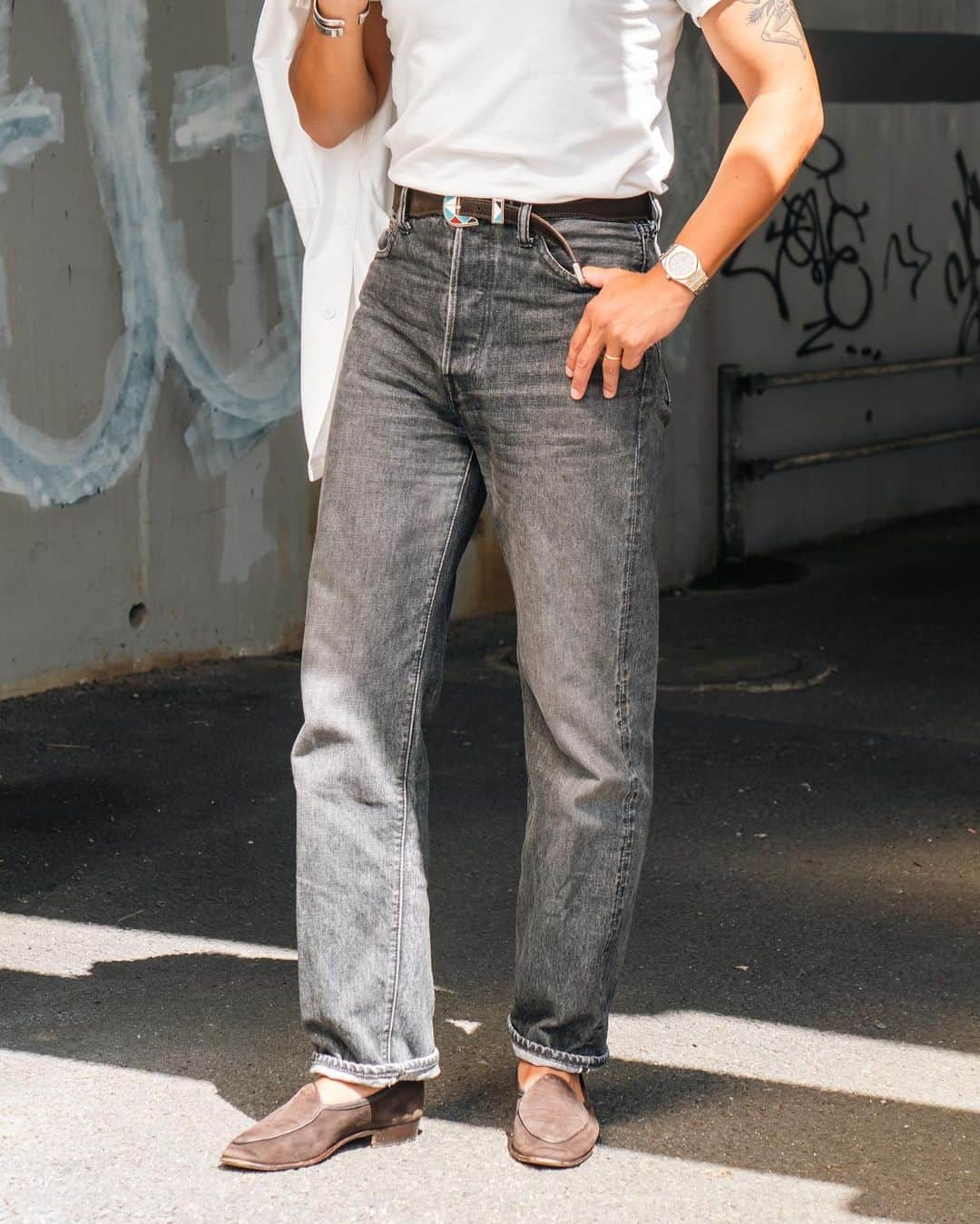 高田朋佳さんのインスタグラム写真 - (高田朋佳Instagram)「Jeans & White-T. だけで過ごしたいけど心許ないから いつも何かを持つか羽織っている。  #wearlness #cheepchic #jeanswithtshirt」8月17日 18時05分 - tomoyoshi_takada