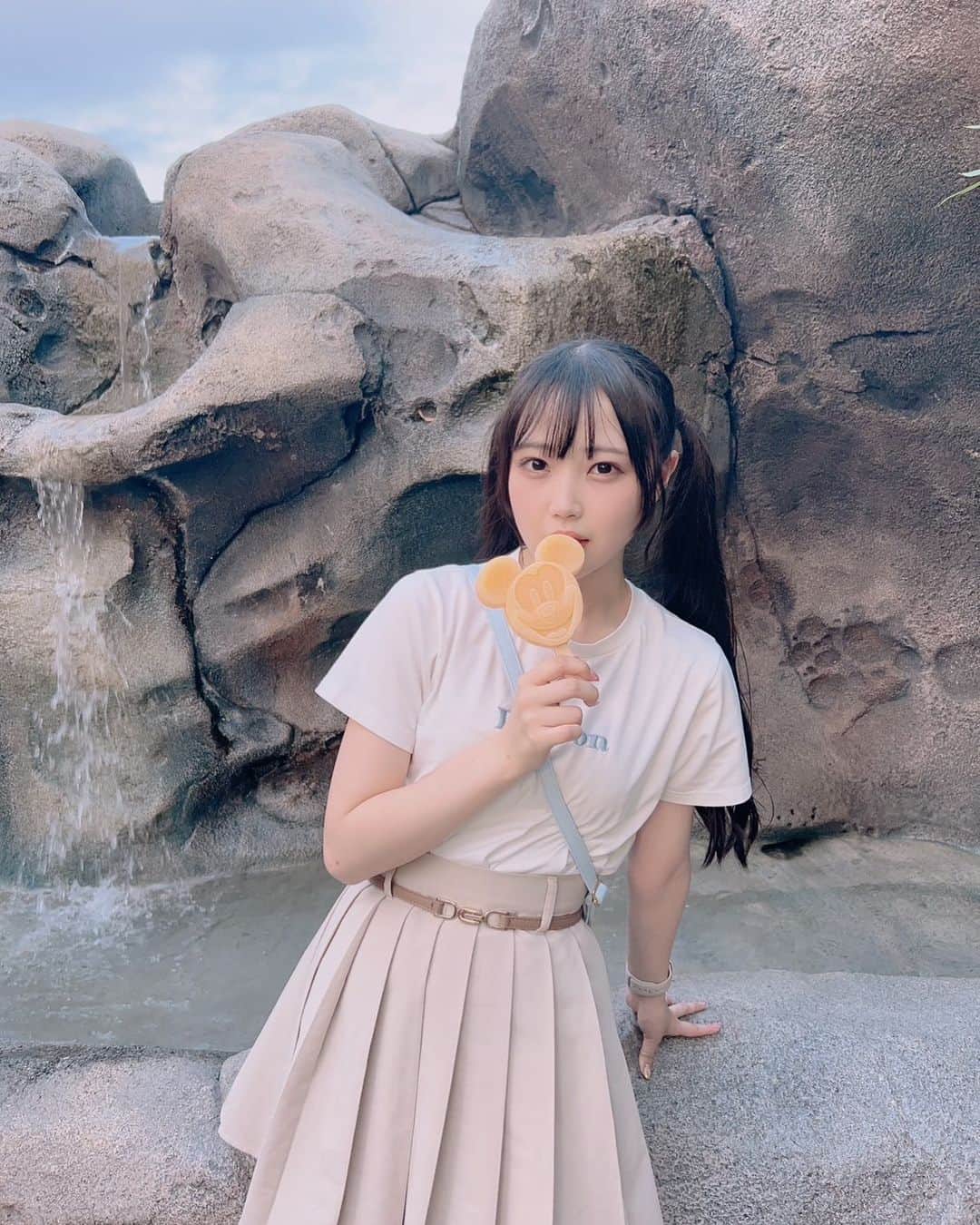 佐藤美波のインスタグラム：「🍨  なんかインスタって感じするのでは！？しりませんけど！！！ アイス美味しかったよ〜   #ディズニーシー #disneysea #ツインテール #アイドル #idol」