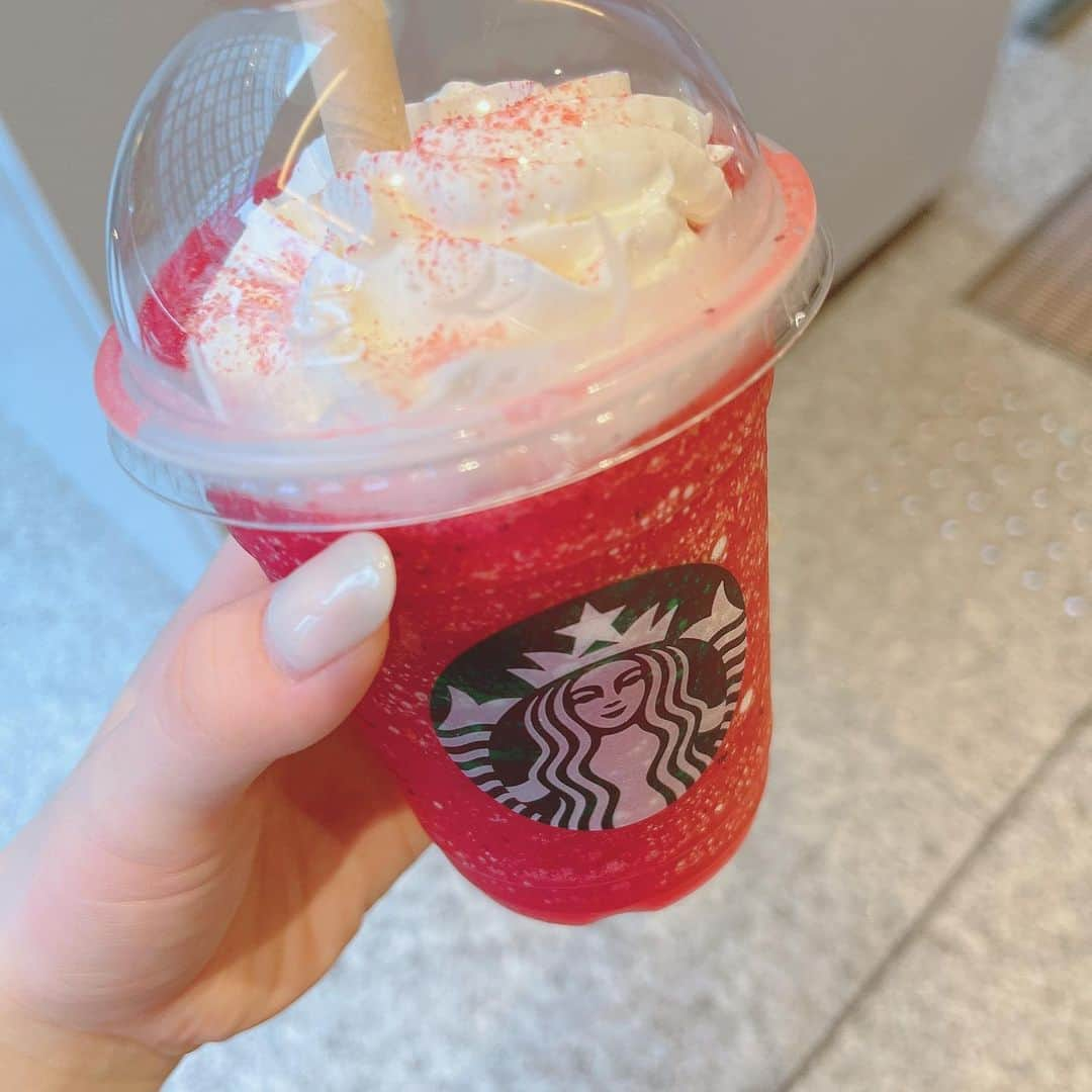 ねぎまのインスタグラム：「. . 🍉❤️🌈 . . #スタバ #sturbucks #スイカフラペチーノ」