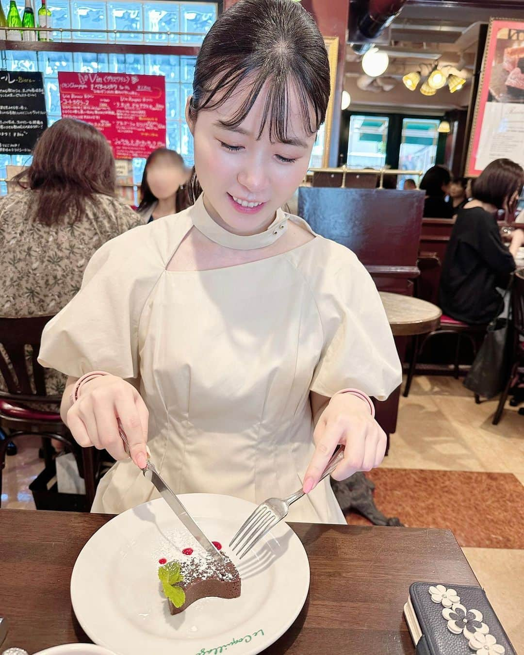 田中碧のインスタグラム：「【幸せランチ】 ⁡ 念願のテリーヌドゥショコラを食べられて 笑みが止まらない💓  この日アクセサリー完全につけ忘れてた🤣 ⁡ ⁡ #ランチ #神楽坂ランチ #テリーヌドゥショコラ #ショコラテリーヌ #神楽坂」