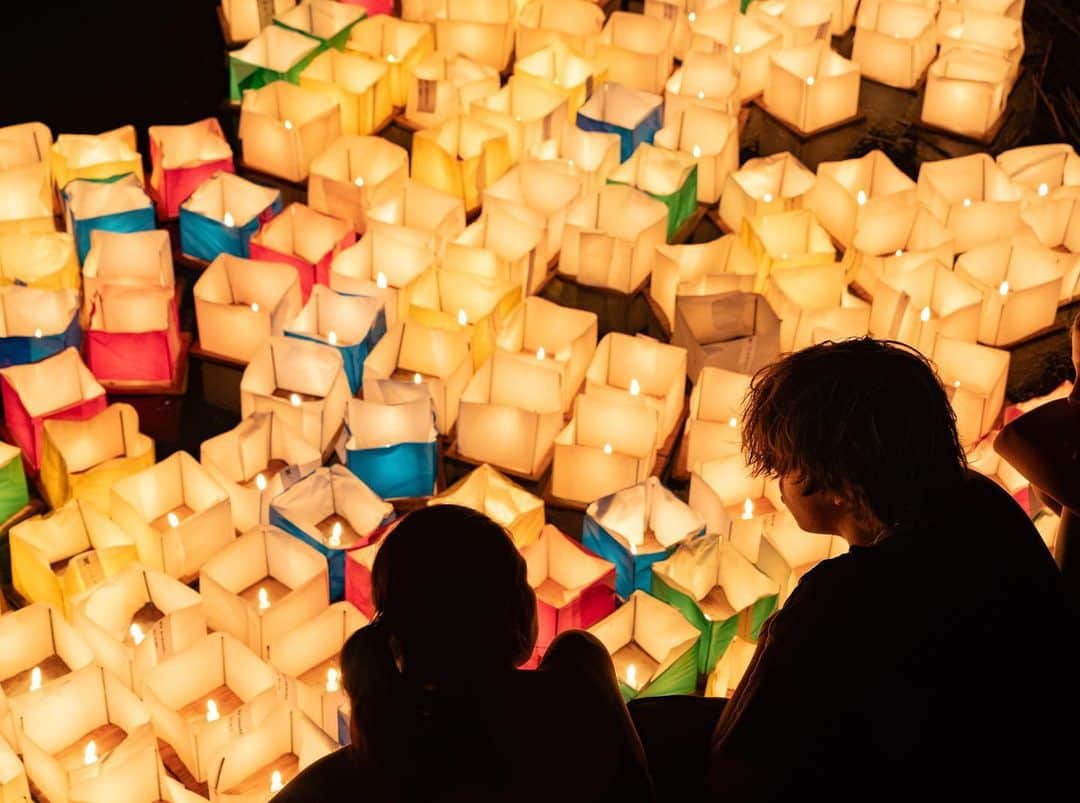 詩歩さんのインスタグラム写真 - (詩歩Instagram)「📷 16th Aug 2023 📍 京都 五山送り火 / Kyoto Gozan Okuribi ,Kyoto Japan  京都に移住して3度目の #五山送り火 。 毎年8月16日に京都市で開催される、お盆の精霊を送る行事です。  有名な #大文字 を含めて全部で5つの送り火が灯されるのだけど、今年は唯一見たことがなかった #鳥居形 を見に行ってきました。  写真の場所は、嵐山エリアにある #広沢池 。灯籠流しが行われていてそのカラフルな灯籠と送り火を一緒に眺めることができます。  到着がギリギリになっちゃったので、これは三脚なしで撮影したもの📷   20時20分に点火された鳥居形は徐々に姿を表してきて、まずは合掌。ちょうど風に乗って灯籠も流れてきて、幻想的な光景が楽しめました🙏  去年は豪雨だったから今年は無事に開催されてよかった！やっぱり暑いので、来年からは家で涼みながらテレビで鑑賞しようと思います。笑  京都の写真はこのタグでまとめています / Posts of this area can be found in this tag.→ #shiho_kyoto   This is the third #GozanOkuribi (Bonfire of the Five Mountains) since I moved to Kyoto. It is an event held every year on 16 August in Kyoto City to send off the spirits of the Bon Festival. There are five bonfires in total, including the famous #Daimonji , but this year I went to see the #Toriiigata , which I had never seen before. The place in the photo is #HirosawaPond in the #Arashiyama area. The colorful lanterns and the bonfire can be seen together during the #lantern floating ceremony. This was taken without a tripod as we arrived at the last minute The torii fire, which was lit at 20:20, gradually came into view, and the first thing to do was to join hands. 🙏The lanterns were just flowing in the wind and we enjoyed a fantastic sight!  ©︎Shiho/詩歩」8月17日 18時03分 - shiho_zekkei