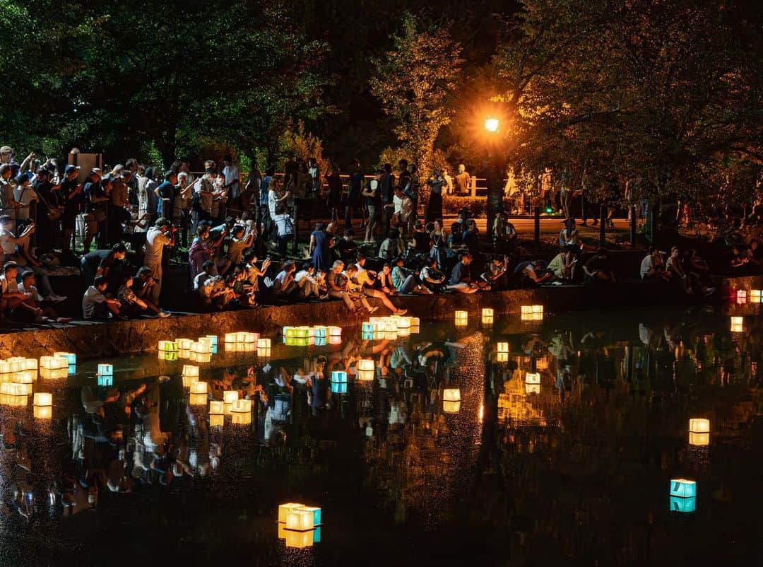 詩歩さんのインスタグラム写真 - (詩歩Instagram)「📷 16th Aug 2023 📍 京都 五山送り火 / Kyoto Gozan Okuribi ,Kyoto Japan  京都に移住して3度目の #五山送り火 。 毎年8月16日に京都市で開催される、お盆の精霊を送る行事です。  有名な #大文字 を含めて全部で5つの送り火が灯されるのだけど、今年は唯一見たことがなかった #鳥居形 を見に行ってきました。  写真の場所は、嵐山エリアにある #広沢池 。灯籠流しが行われていてそのカラフルな灯籠と送り火を一緒に眺めることができます。  到着がギリギリになっちゃったので、これは三脚なしで撮影したもの📷   20時20分に点火された鳥居形は徐々に姿を表してきて、まずは合掌。ちょうど風に乗って灯籠も流れてきて、幻想的な光景が楽しめました🙏  去年は豪雨だったから今年は無事に開催されてよかった！やっぱり暑いので、来年からは家で涼みながらテレビで鑑賞しようと思います。笑  京都の写真はこのタグでまとめています / Posts of this area can be found in this tag.→ #shiho_kyoto   This is the third #GozanOkuribi (Bonfire of the Five Mountains) since I moved to Kyoto. It is an event held every year on 16 August in Kyoto City to send off the spirits of the Bon Festival. There are five bonfires in total, including the famous #Daimonji , but this year I went to see the #Toriiigata , which I had never seen before. The place in the photo is #HirosawaPond in the #Arashiyama area. The colorful lanterns and the bonfire can be seen together during the #lantern floating ceremony. This was taken without a tripod as we arrived at the last minute The torii fire, which was lit at 20:20, gradually came into view, and the first thing to do was to join hands. 🙏The lanterns were just flowing in the wind and we enjoyed a fantastic sight!  ©︎Shiho/詩歩」8月17日 18時03分 - shiho_zekkei