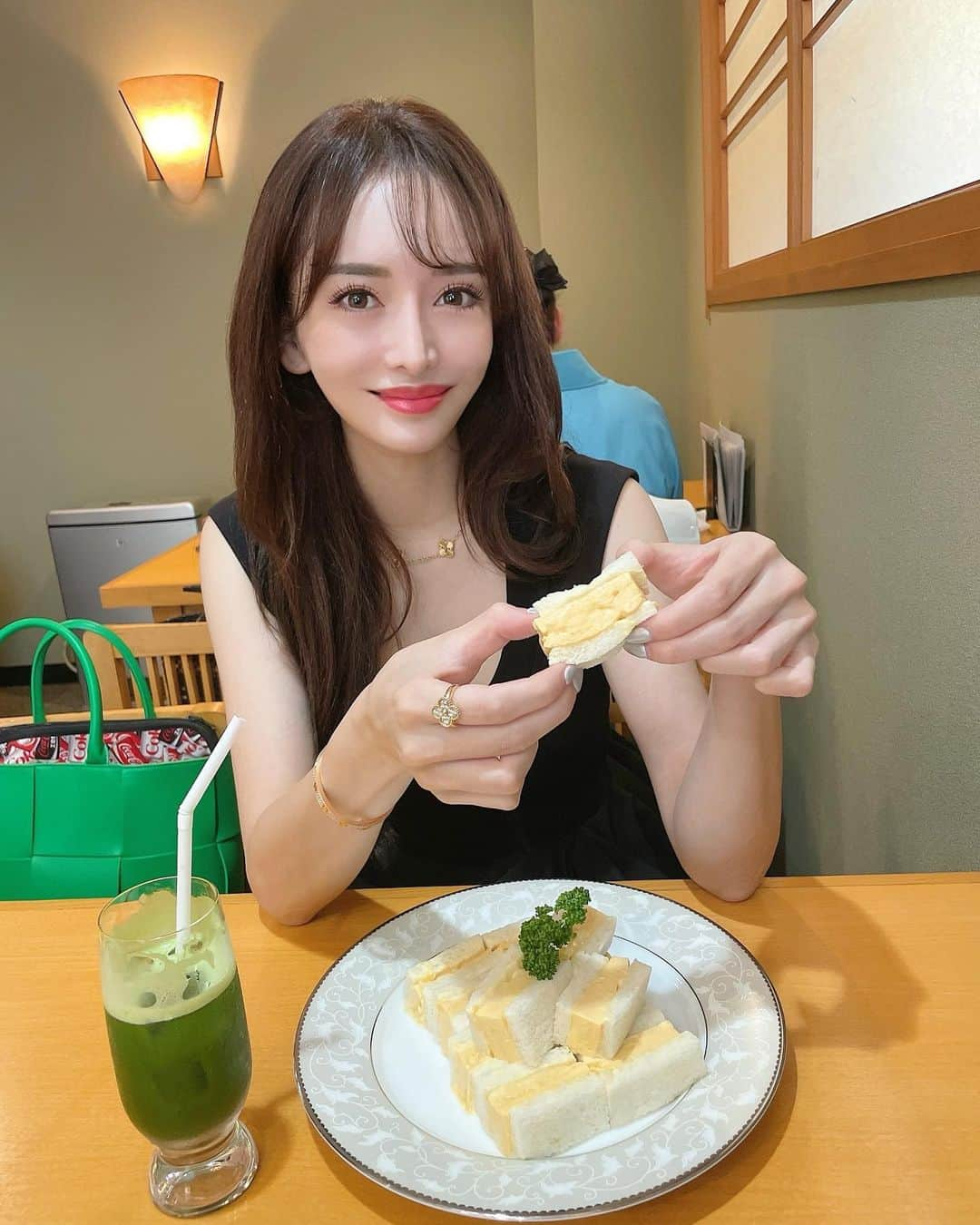 伊東亜梨沙のインスタグラム：「ふら〜っと入った甘味処🍧天のや の卵サンドが美味しすぎてびっくり。 . こないだ @tamako_tamako さんのとこでカラーしてきたから髪色いい感じ💈 . . #麻布十番ランチ #甘味処 #天のや #卵サンド」