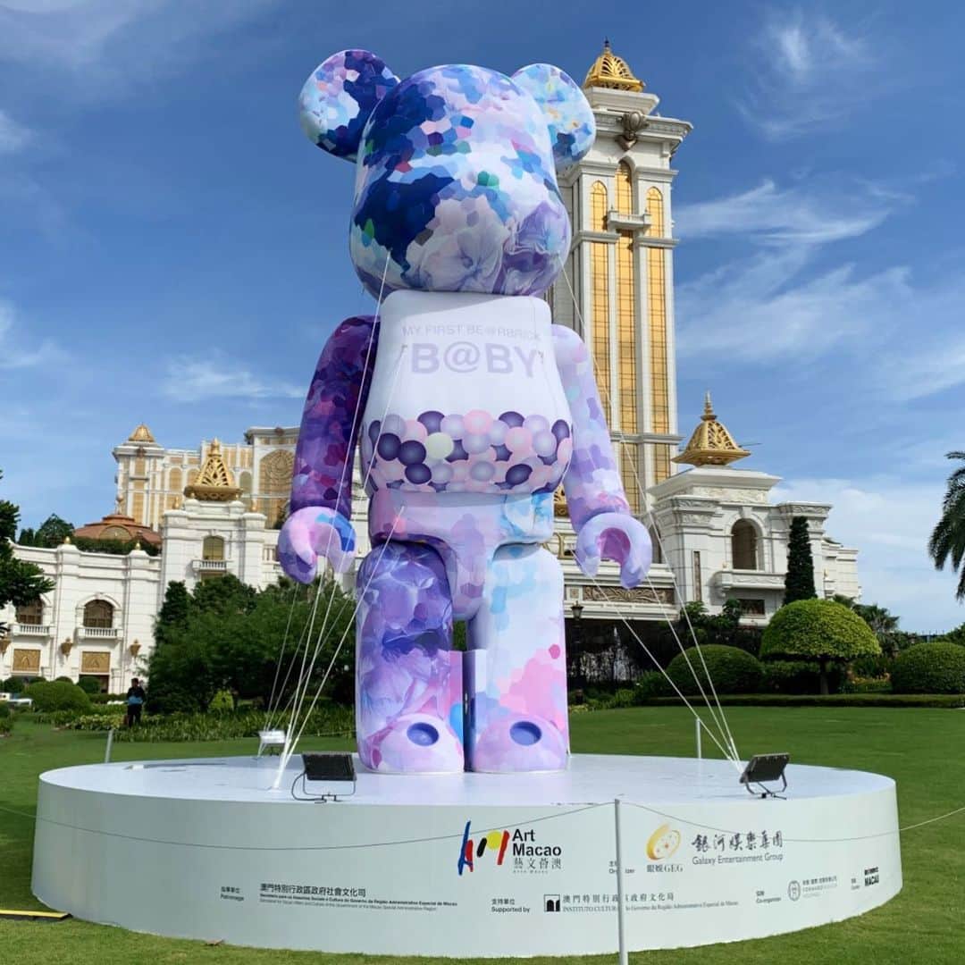 のインスタグラム：「マカオの @galaxymacau でアート展『BE@RBRICK MACAU 2023』を開催しています🇲🇴 わたしのmyfirstbearbrickbabyシリーズも5年連続でメインビジュアルに選ばれていて、今年はなんとベアブリック史上でも前代未聞の巨大10000%が登場しました🧸💕  🇲🇴今年はマカオ政府が主催するアートイベントArt Macaoの一環としての開催です。 マカオに遊びに行った方、絶対映えるから撮ってきてね📸 〜9/22まで。  マカオと言えばポケビの『Red Angel』PVでもおなじみ、何回も行ってる大好きな国。 あー，また行きたいな✈️  BE@RBRICK TM & © 2001-2023 MEDICOM TOY CORPORATION. All rights reserved.  #myfirstbearbrickbaby #myfirstbearbrick #medicomtoy #千秋ビジネス #千秋デザイン #bearbrick #nyabrick #rabbrick #ベアブリック #マイファーストベアブリックベイビー」