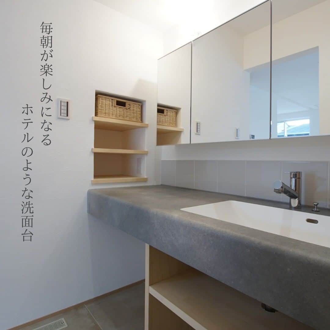 satsumahomeのインスタグラム：「家族で広々使えるホテルライクな洗面台🫧  ＿＿＿＿＿＿＿＿＿＿＿＿＿＿＿＿＿＿＿＿＿＿＿＿＿  「体に良くないものは使わない」  漆喰や無垢材などの自然素材だけを使って建てる。 体に安心・安全な無添加の家。 豊中市・箕面市を中心とした北摂エリアで注文住宅を建てる専門工務店です。 ＿＿＿＿＿＿＿＿＿＿＿＿＿＿＿＿＿＿＿＿＿＿＿＿＿＿ さつまのリフォーム ▷@picnicstudio_osaka さつまの不動産　 ▷@sh.fudousan さつまのLINE ▷@sh.lineinfo さつまの工事現場 ▷@sh.factories  #さつまホーム #無添加住宅 #漆喰  #マイホーム記録 #注文住宅 #家づくり #施工事例 #いえすたぐらむ #おうち時間を楽しむ #ルームツアー #後悔しない家づくり #工務店だからつくれる家 #こだわりの家 #高気密高断熱 #設計事務所 #HEAT20 #自然素材の家 #デザイン住宅 #シックハウス対策」